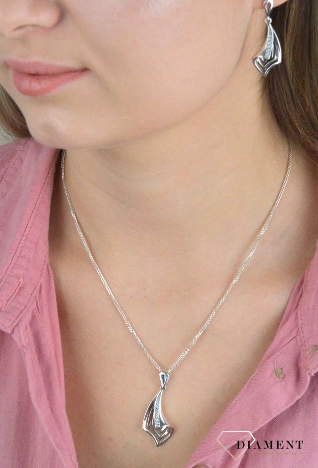 Srebrny komplet zawieszka i kolczyki o podłużnym kształcie z cyrkoniami DIA-KPL-6634-925. Piękny komplet srebrnej biżuterii to idealna propozycja na prezent dla ukochanej. W skład kompletu wchodzą delikatne kolczyki na sztyft.jpg