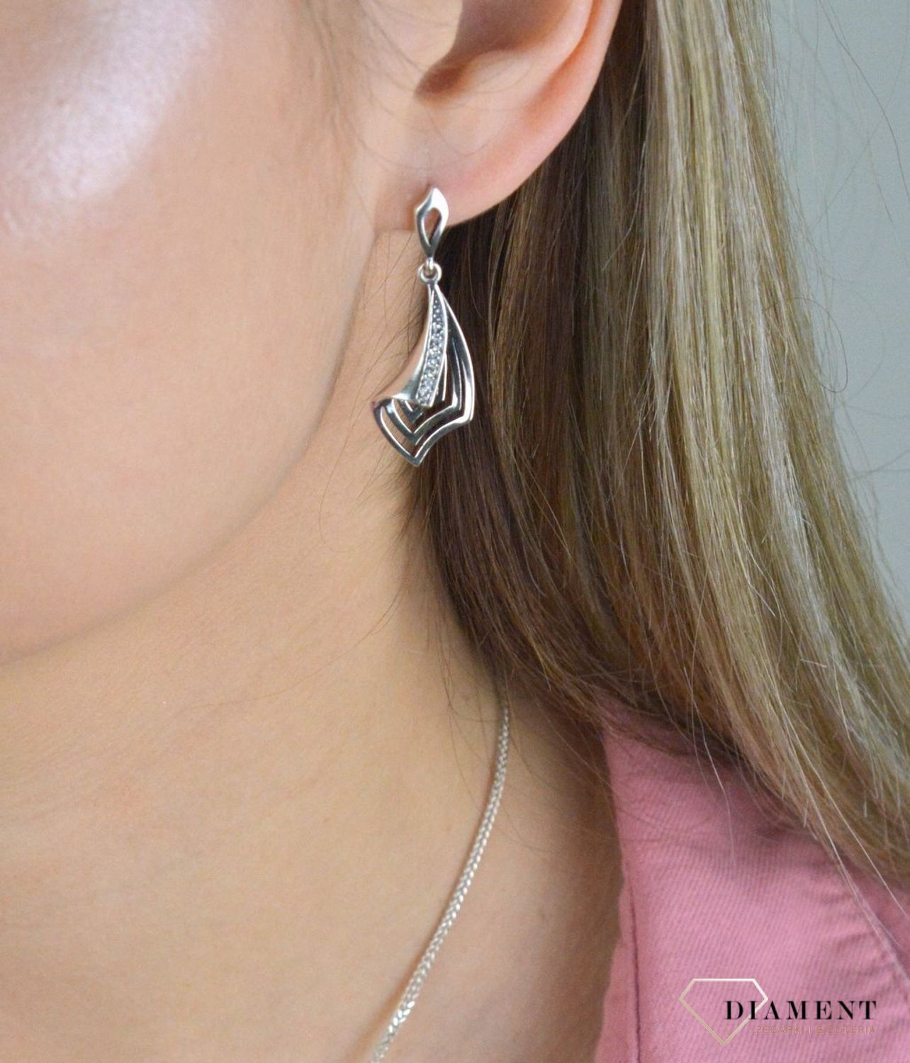 Srebrny komplet zawieszka i kolczyki o podłużnym kształcie z cyrkoniami DIA-KPL-6634-925. Piękny komplet srebrnej biżuterii to idealna propozycja na prezent dla ukochanej. W skład kompletu wchodzą delikatne kolczyki na sztyft.jpg