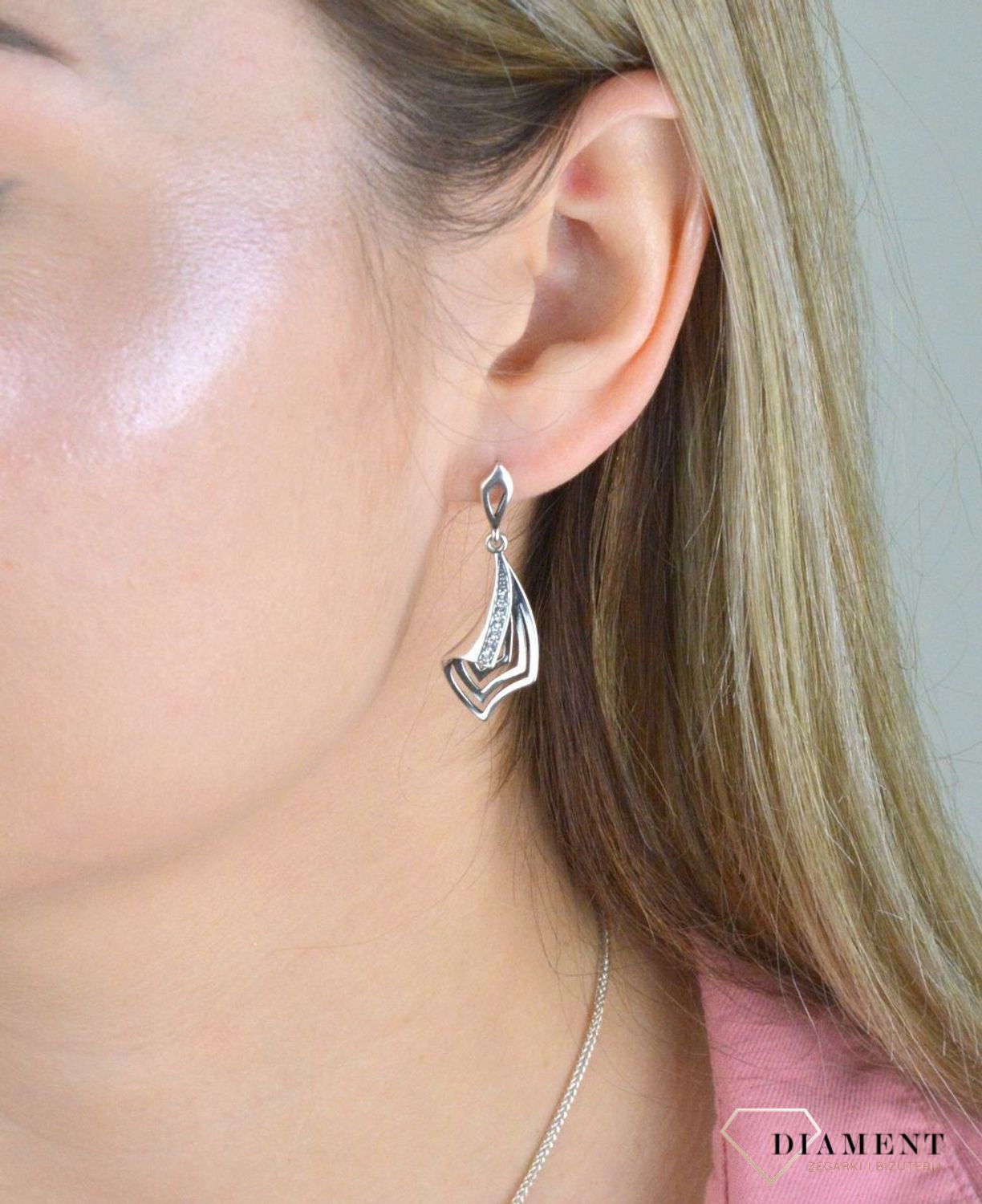 Srebrny komplet zawieszka i kolczyki o podłużnym kształcie z cyrkoniami DIA-KPL-6634-925. Piękny komplet srebrnej biżuterii to idealna propozycja na prezent dla ukochanej. W skład kompletu wchodzą delikatne kolczyki na sztyft.jpg