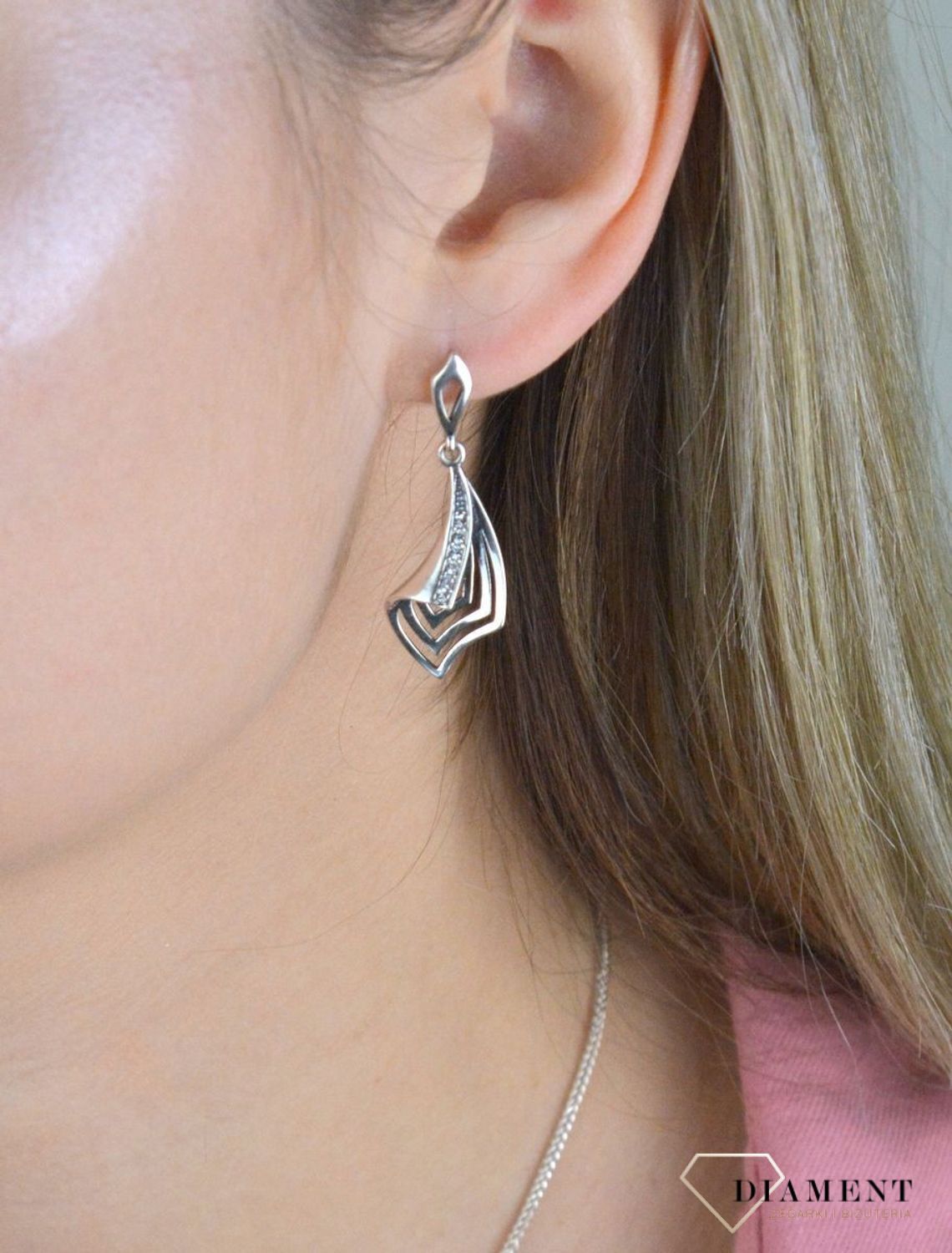 Srebrny komplet zawieszka i kolczyki o podłużnym kształcie z cyrkoniami DIA-KPL-6634-925. Piękny komplet srebrnej biżuterii to idealna propozycja na prezent dla ukochanej. W skład kompletu wchodzą delikatne kolczyki na sztyft.jpg