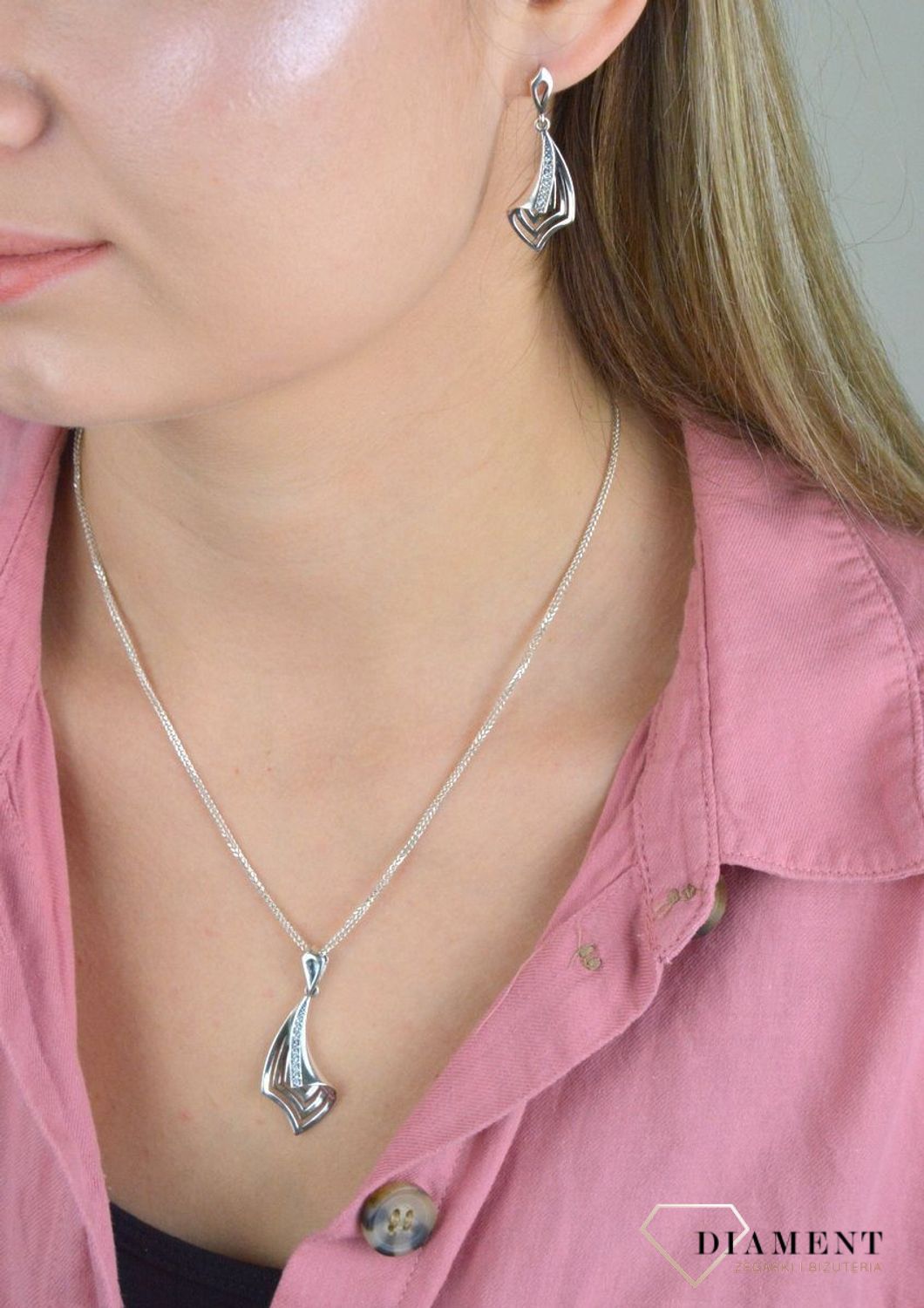 Srebrny komplet zawieszka i kolczyki o podłużnym kształcie z cyrkoniami DIA-KPL-6634-925. Piękny komplet srebrnej biżuterii to idealna propozycja na prezent dla ukochanej. W skład kompletu wchodzą delikatne kolczyki na sztyft.jpg