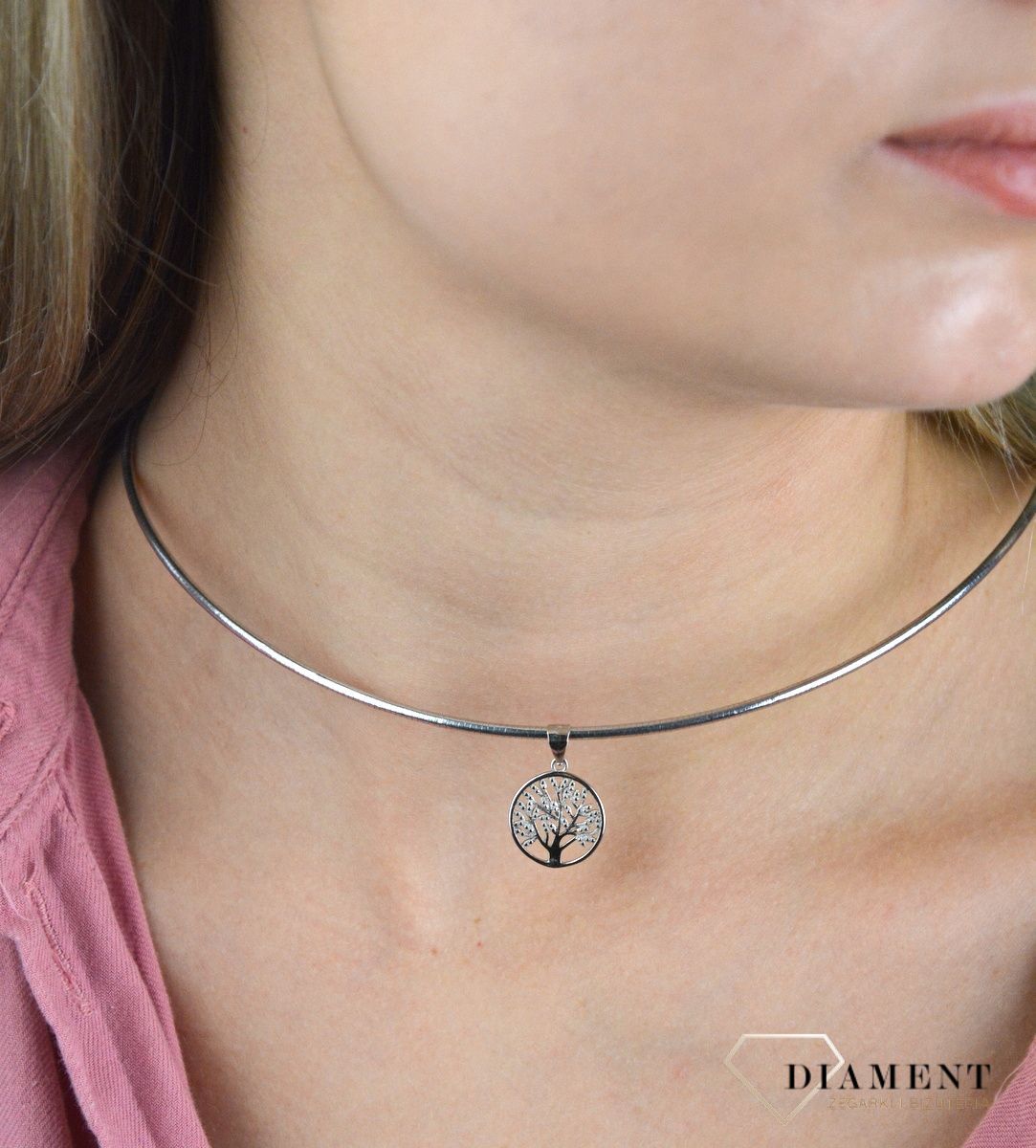 Srebrny komplet zawieszka i kolczyki drzewo w kółeczku DIA-KPL-6635-925. Piękny komplet srebrnej biżuterii to idealna propozycja na prezent dla ukochanej. W skład kompletu wchodzą delikatne kolczyki na sztyft i wisiorek niewie.jpg