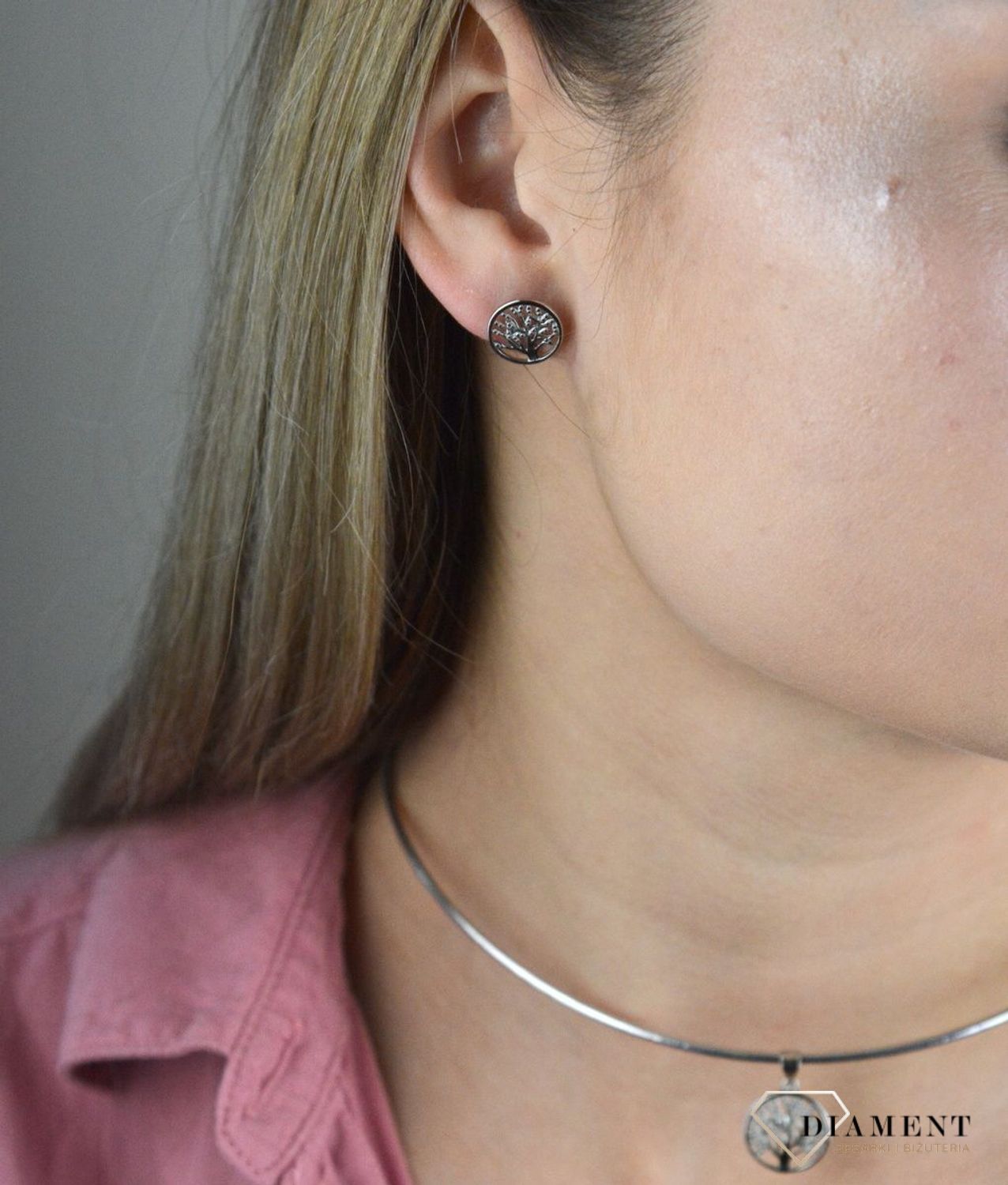 Srebrny komplet zawieszka i kolczyki drzewo w kółeczku DIA-KPL-6635-925. Piękny komplet srebrnej biżuterii to idealna propozycja na prezent dla ukochanej. W skład kompletu wchodzą delikatne kolczyki na sztyft i wisiorek niewie.jpg