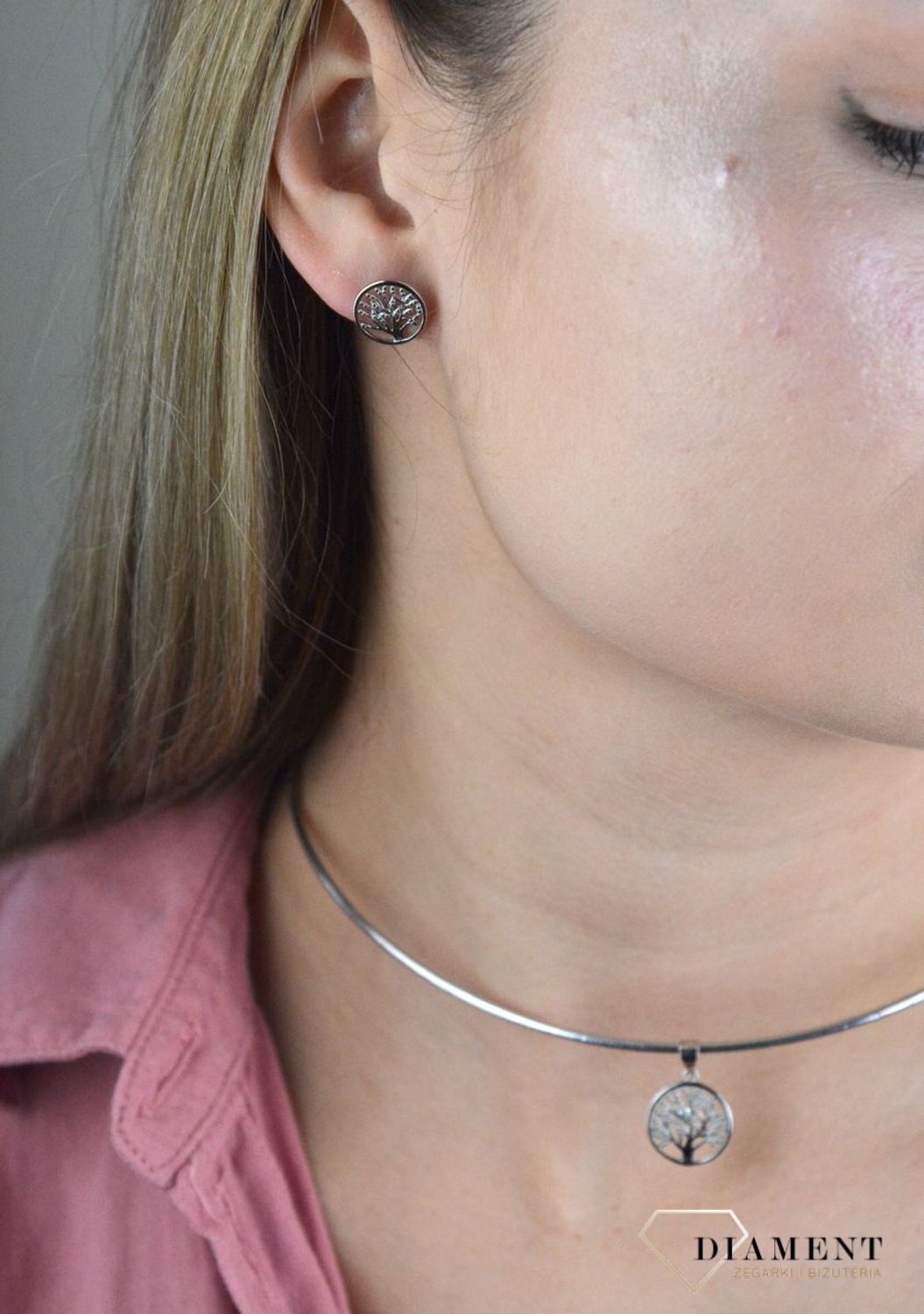 Srebrny komplet zawieszka i kolczyki drzewo w kółeczku DIA-KPL-6635-925. Piękny komplet srebrnej biżuterii to idealna propozycja na prezent dla ukochanej. W skład kompletu wchodzą delikatne kolczyki na sztyft i wisiorek niewie.jpg