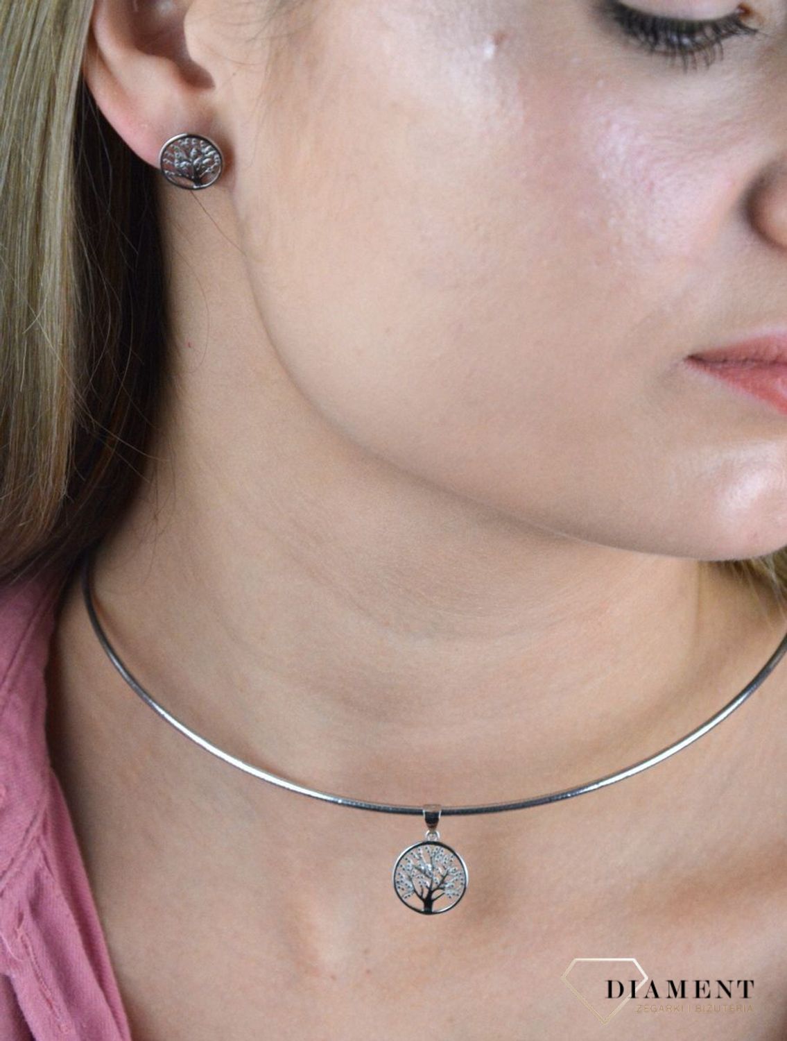Srebrny komplet zawieszka i kolczyki drzewo w kółeczku DIA-KPL-6635-925. Piękny komplet srebrnej biżuterii to idealna propozycja na prezent dla ukochanej. W skład kompletu wchodzą delikatne kolczyki na sztyft i wisiorek niewie.jpg