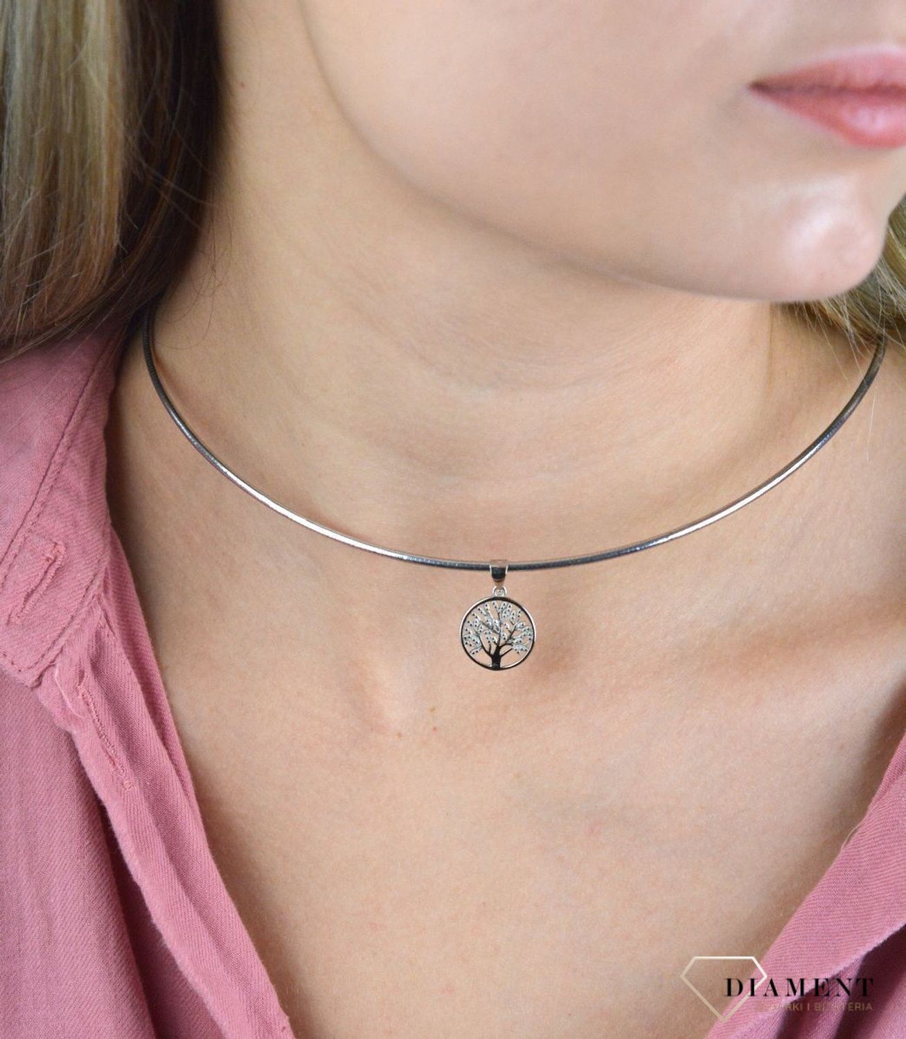Srebrny komplet zawieszka i kolczyki drzewo w kółeczku DIA-KPL-6635-925. Piękny komplet srebrnej biżuterii to idealna propozycja na prezent dla ukochanej. W skład kompletu wchodzą delikatne kolczyki na sztyft i wisiorek niewie.jpg
