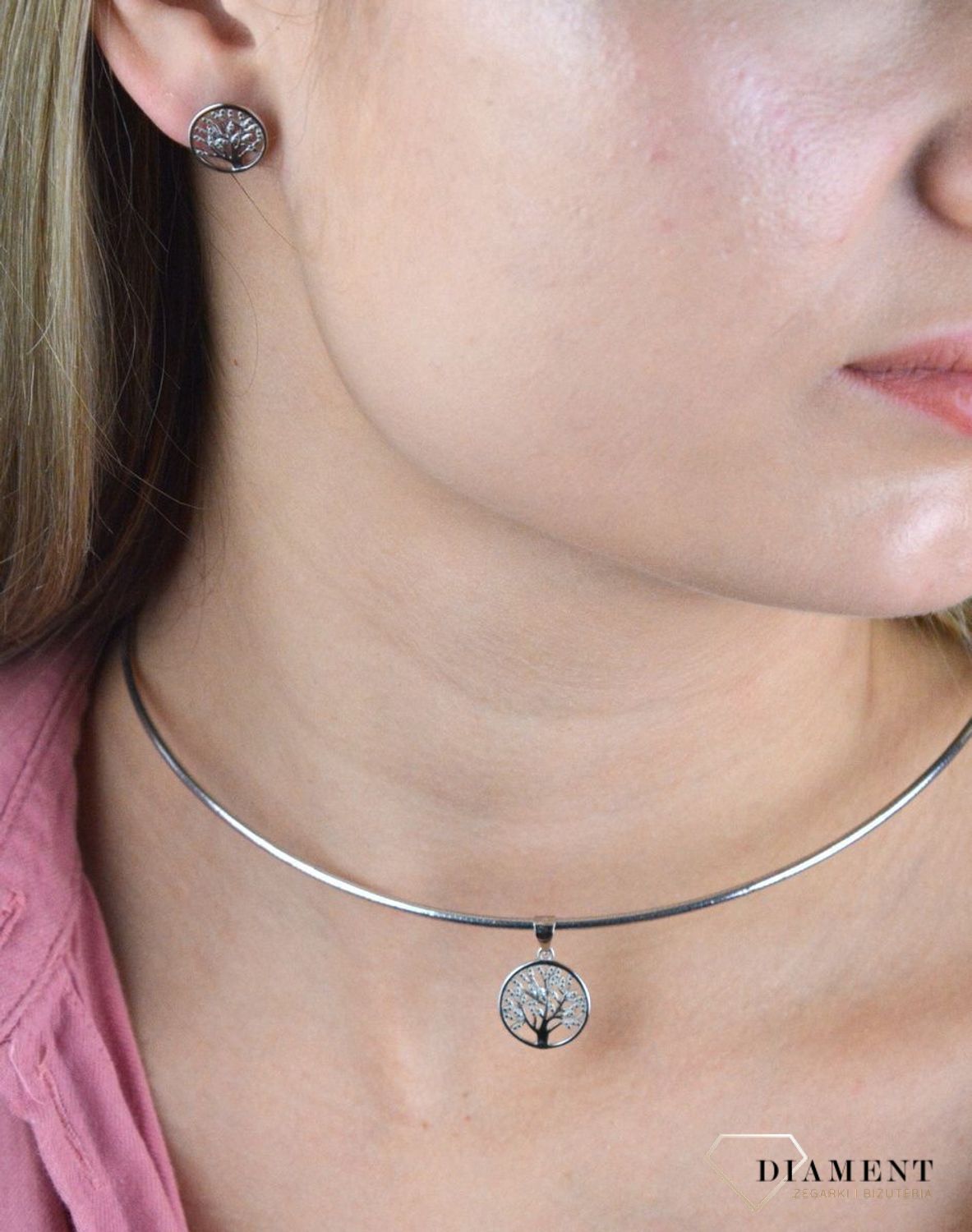 Srebrny komplet zawieszka i kolczyki drzewo w kółeczku DIA-KPL-6635-925. Piękny komplet srebrnej biżuterii to idealna propozycja na prezent dla ukochanej. W skład kompletu wchodzą delikatne kolczyki na sztyft i wisiorek niewie.jpg