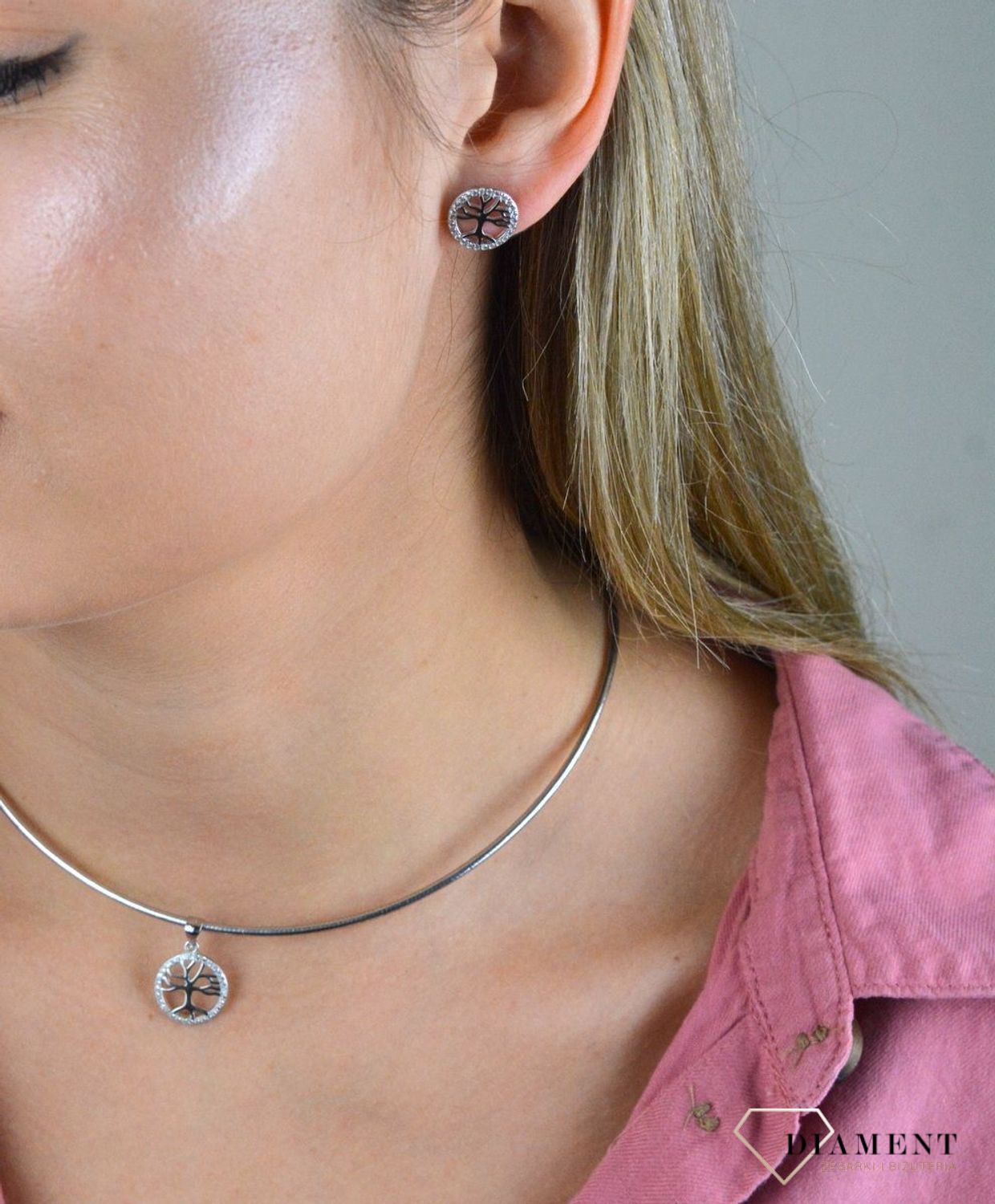 Srebrny komplet zawieszka i kolczyki drzewo w kółeczku DIA-KPL-6636-925.  Piękny komplet srebrnej biżuterii to idealna propozycja na prezent dla ukochanej. W skład kompletu wchodzą delikatne kolczyki na sztyft i wisiorek niewi.jpg