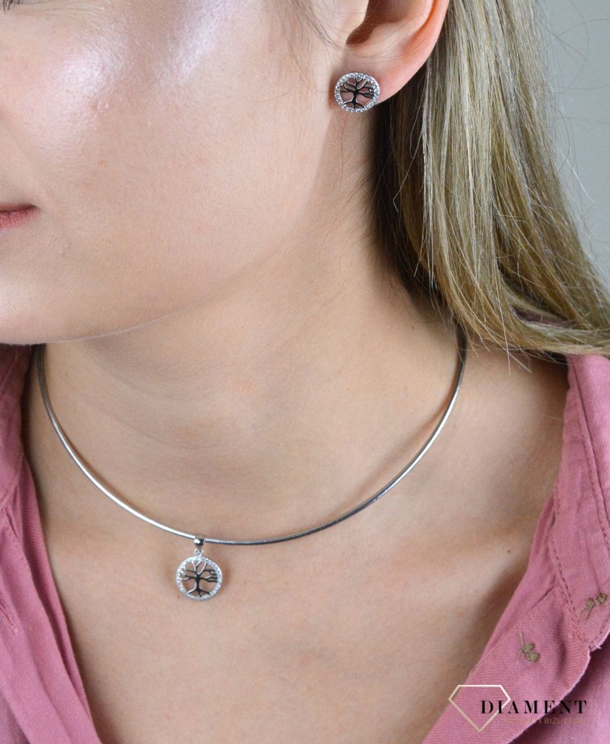 Srebrny komplet zawieszka i kolczyki drzewo w kółeczku DIA-KPL-6636-925.  Piękny komplet srebrnej biżuterii to idealna propozycja na prezent dla ukochanej. W skład kompletu wchodzą delikatne kolczyki na sztyft i wisiorek niewi.jpg