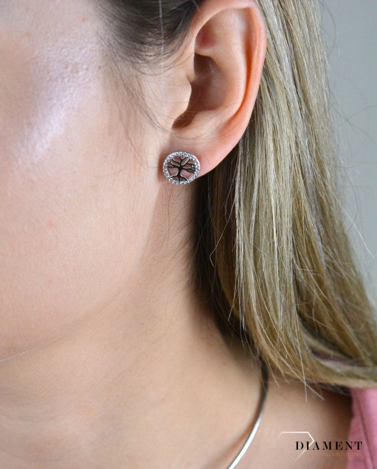 Srebrny komplet zawieszka i kolczyki drzewo w kółeczku DIA-KPL-6636-925.  Piękny komplet srebrnej biżuterii to idealna propozycja na prezent dla ukochanej. W skład kompletu wchodzą delikatne kolczyki na sztyft i wisiorek niewi.jpg