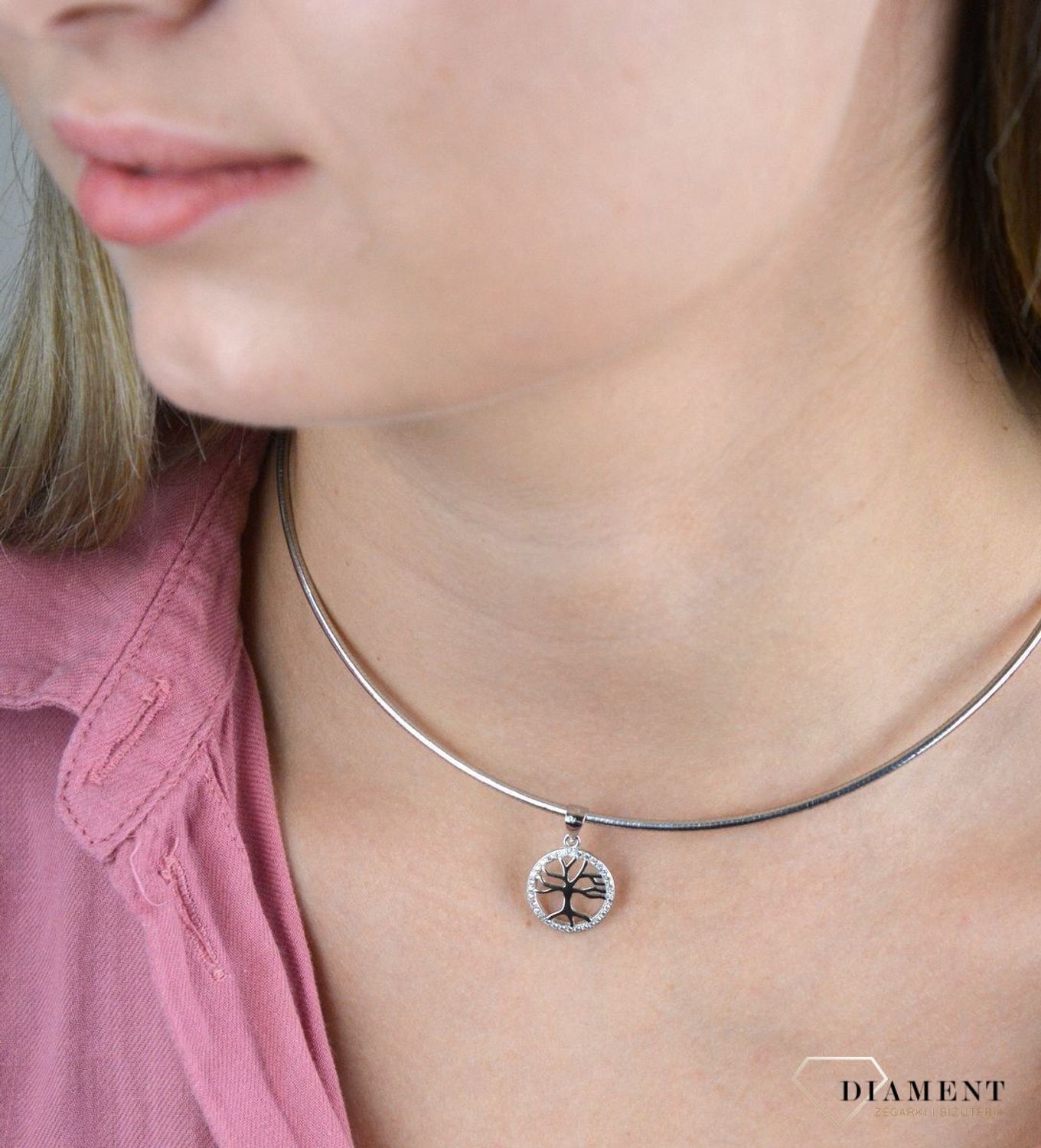 Srebrny komplet zawieszka i kolczyki drzewo w kółeczku DIA-KPL-6636-925.  Piękny komplet srebrnej biżuterii to idealna propozycja na prezent dla ukochanej. W skład kompletu wchodzą delikatne kolczyki na sztyft i wisiorek niewi.jpg