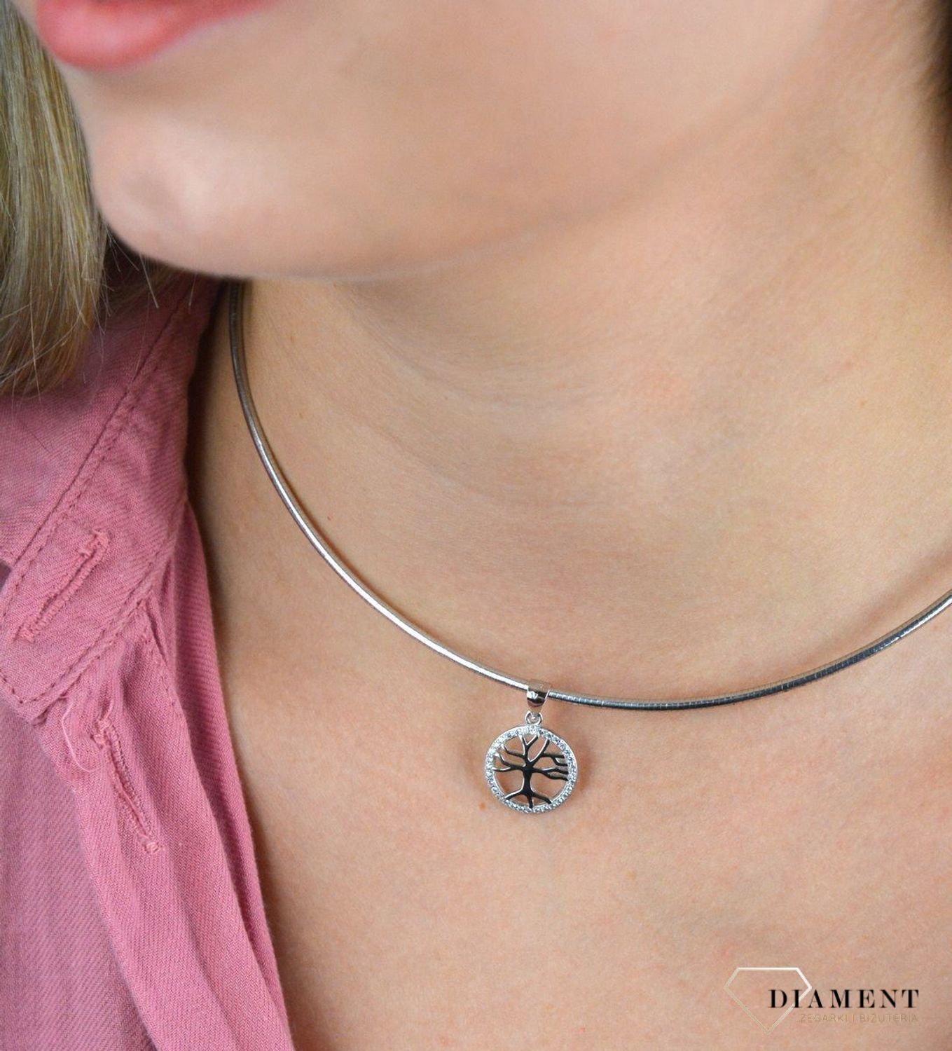 Srebrny komplet zawieszka i kolczyki drzewo w kółeczku DIA-KPL-6636-925.  Piękny komplet srebrnej biżuterii to idealna propozycja na prezent dla ukochanej. W skład kompletu wchodzą delikatne kolczyki na sztyft i wisiorek niewi.jpg