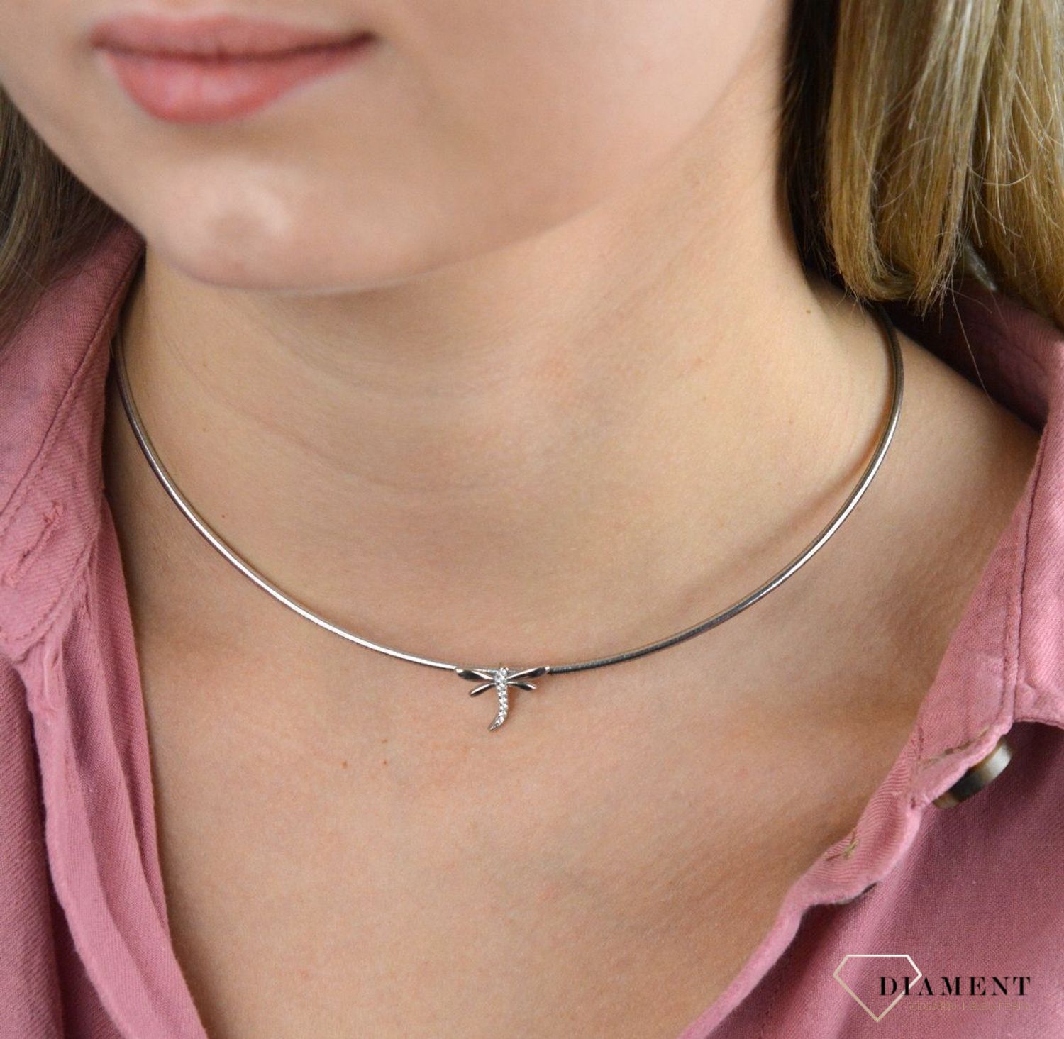 Srebrny komplet zawieszka i kolczyki ważki DIA-KPL-6638-925. W skład kompletu wchodzą delikatne kolczyki na sztyft i wisiorek niewielkich rozmiarów. Biżuteria została wykonana ze srebra najwyższej jakości 925, a każdy element.jpg