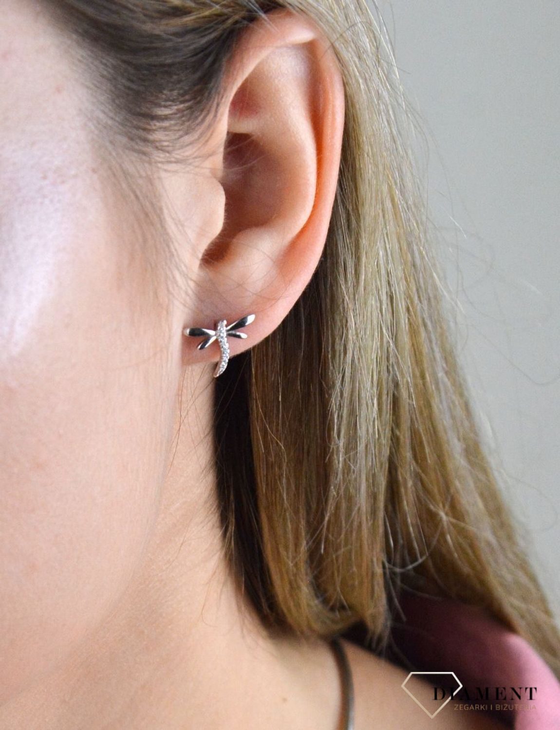 Srebrny komplet zawieszka i kolczyki ważki DIA-KPL-6638-925. W skład kompletu wchodzą delikatne kolczyki na sztyft i wisiorek niewielkich rozmiarów. Biżuteria została wykonana ze srebra najwyższej jakości 925, a każdy element.jpg