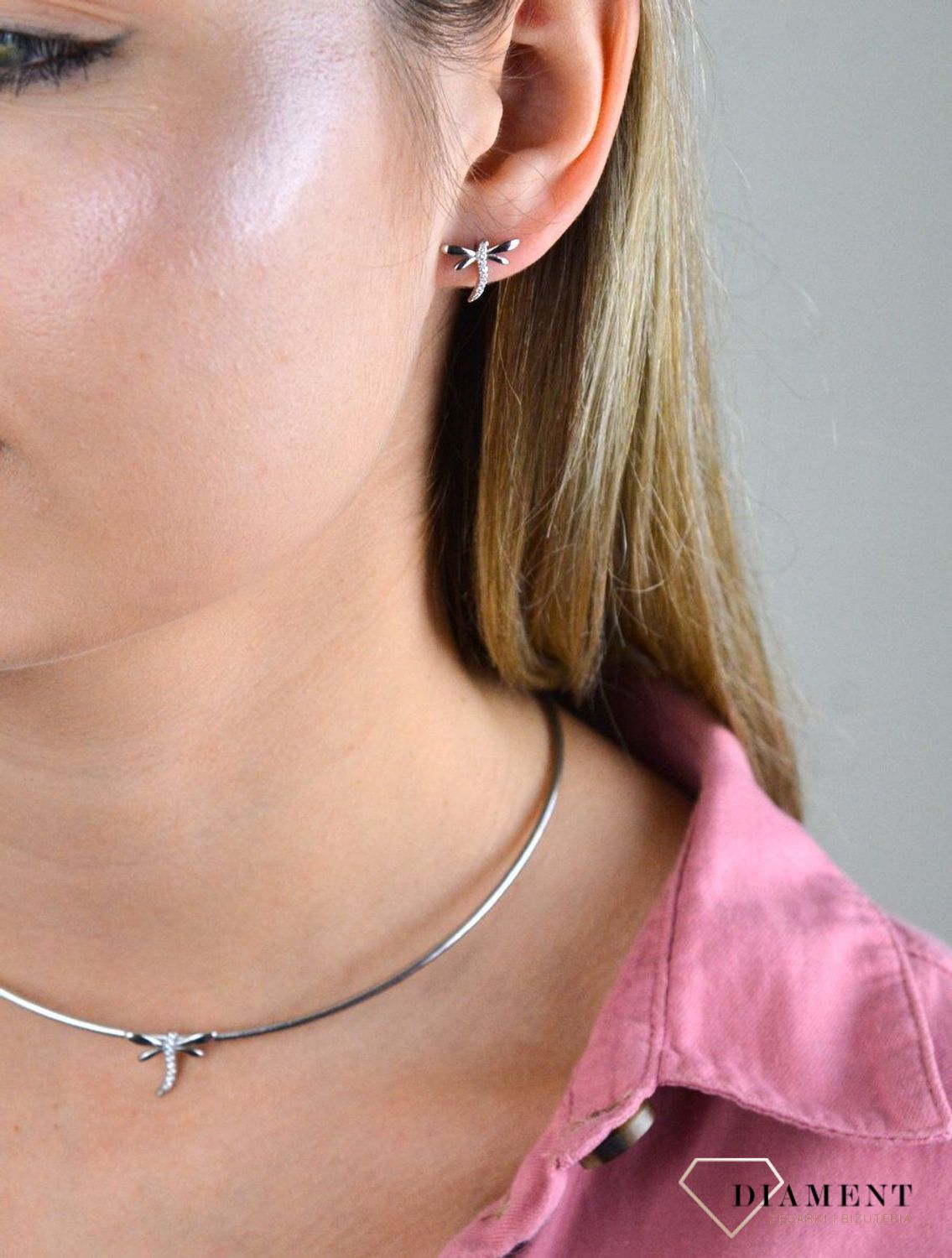 Srebrny komplet zawieszka i kolczyki ważki DIA-KPL-6638-925. W skład kompletu wchodzą delikatne kolczyki na sztyft i wisiorek niewielkich rozmiarów. Biżuteria została wykonana ze srebra najwyższej jakości 925, a każdy element.jpg