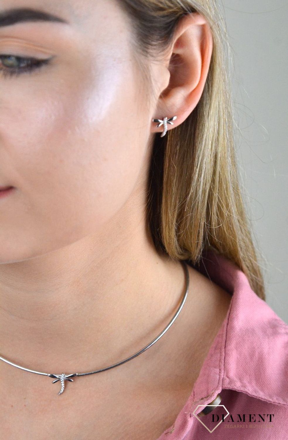 Srebrny komplet zawieszka i kolczyki ważki DIA-KPL-6638-925. W skład kompletu wchodzą delikatne kolczyki na sztyft i wisiorek niewielkich rozmiarów. Biżuteria została wykonana ze srebra najwyższej jakości 925, a każdy element.jpg