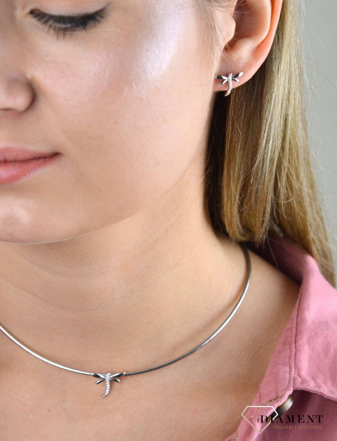 Srebrny komplet zawieszka i kolczyki ważki DIA-KPL-6638-925. W skład kompletu wchodzą delikatne kolczyki na sztyft i wisiorek niewielkich rozmiarów. Biżuteria została wykonana ze srebra najwyższej jakości 925, a każdy element.jpg