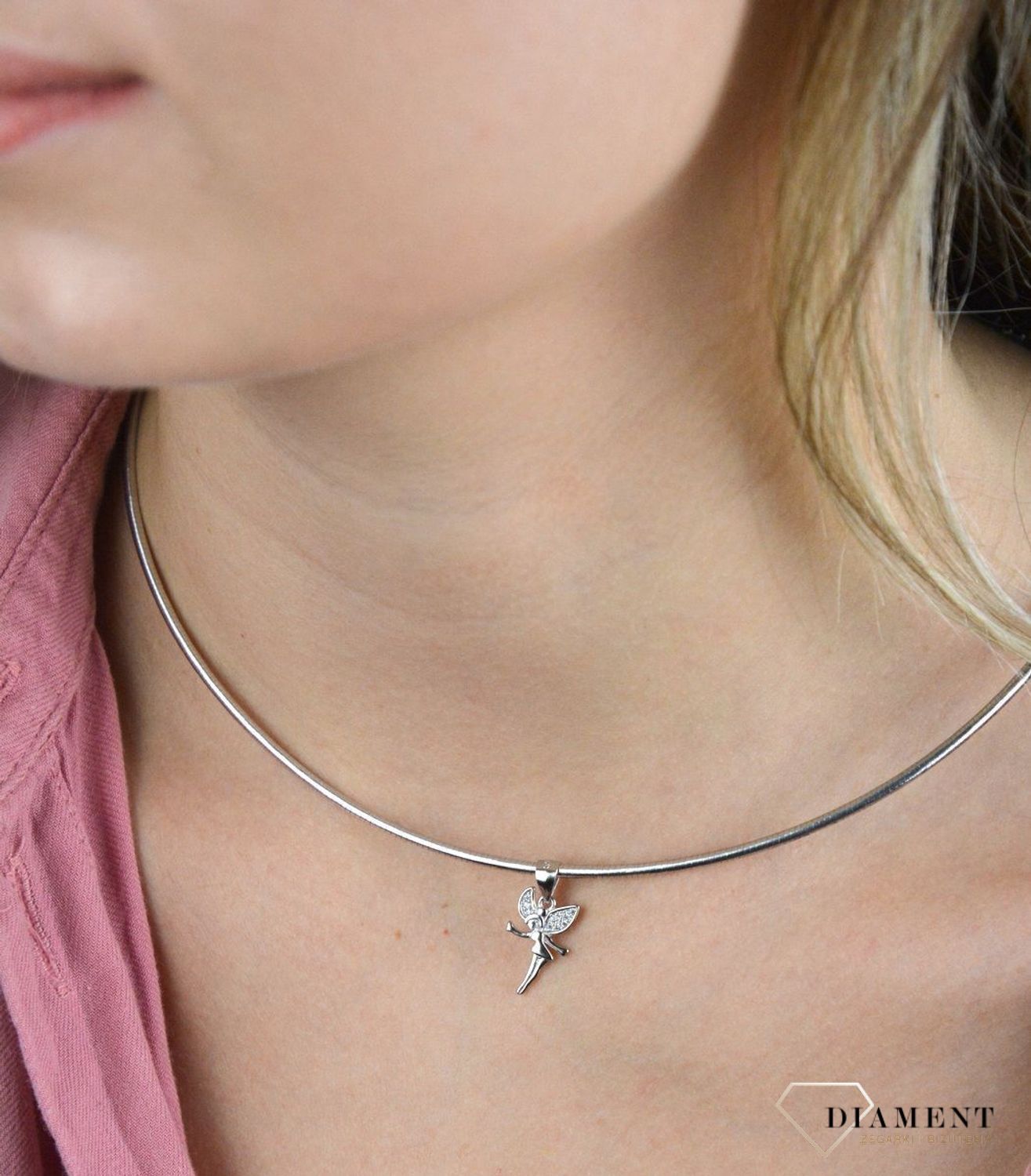 Srebrny komplet zawieszka i kolczyki wróżki DIA-KPL-6639-925. Do zawieszki można dobrać delikatny łańcuszek dostępny w naszej ofercie. Komplet wykonany na wzór wróżki. Wielkość kolczyków wynosi 1,1 cm, zawieszka 1,4cm..jpg