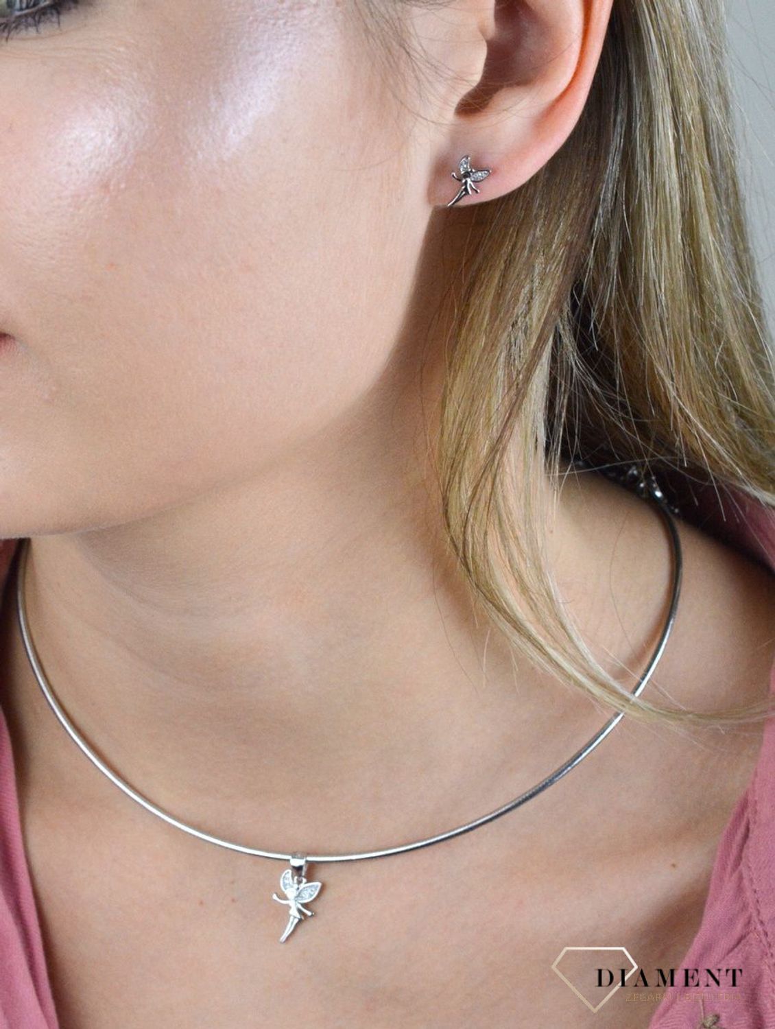 Srebrny komplet zawieszka i kolczyki wróżki DIA-KPL-6639-925. Do zawieszki można dobrać delikatny łańcuszek dostępny w naszej ofercie. Komplet wykonany na wzór wróżki. Wielkość kolczyków wynosi 1,1 cm, zawieszka 1,4cm..jpg