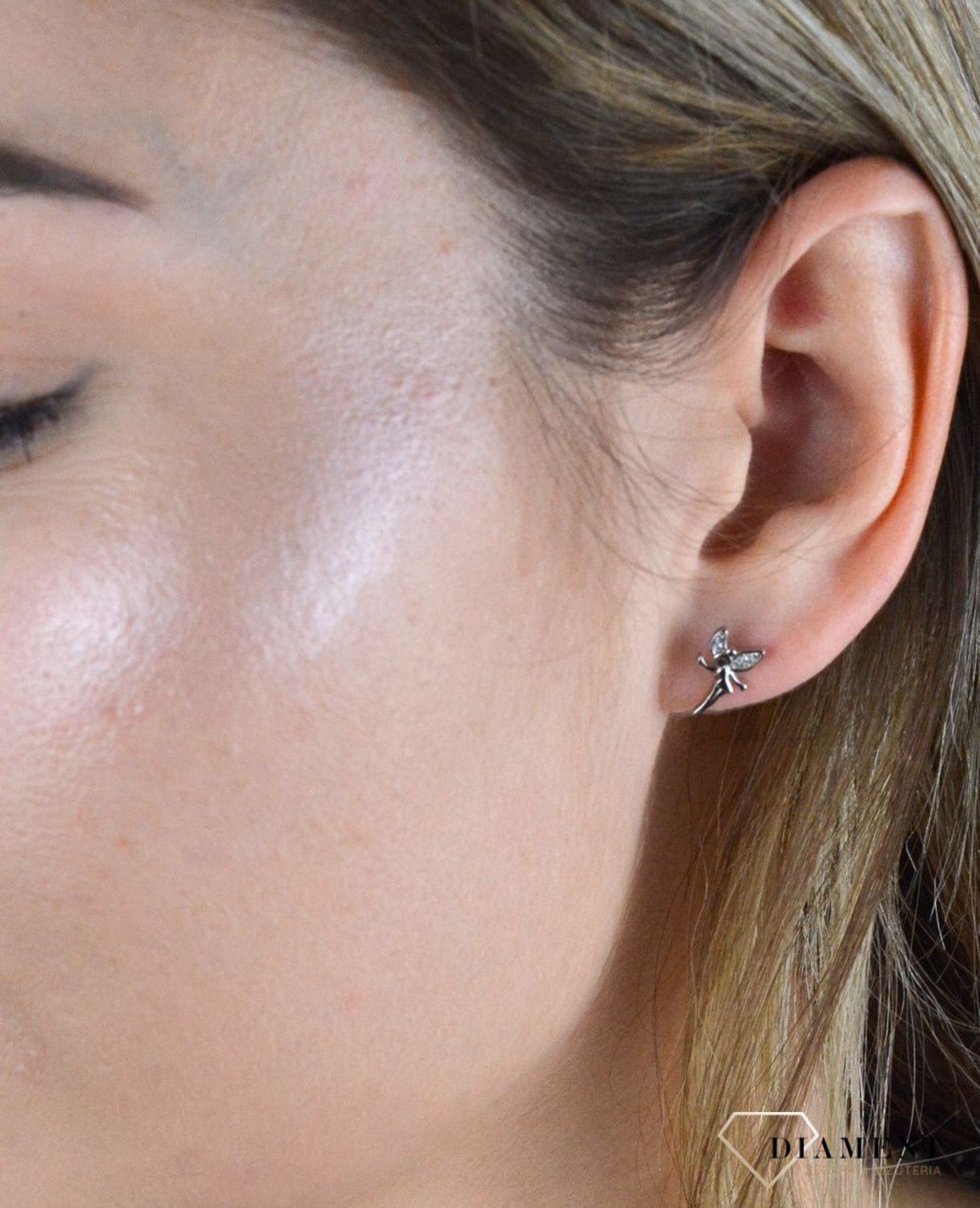 Srebrny komplet zawieszka i kolczyki wróżki DIA-KPL-6639-925. Do zawieszki można dobrać delikatny łańcuszek dostępny w naszej ofercie. Komplet wykonany na wzór wróżki. Wielkość kolczyków wynosi 1,1 cm, zawieszka 1,4cm..jpg