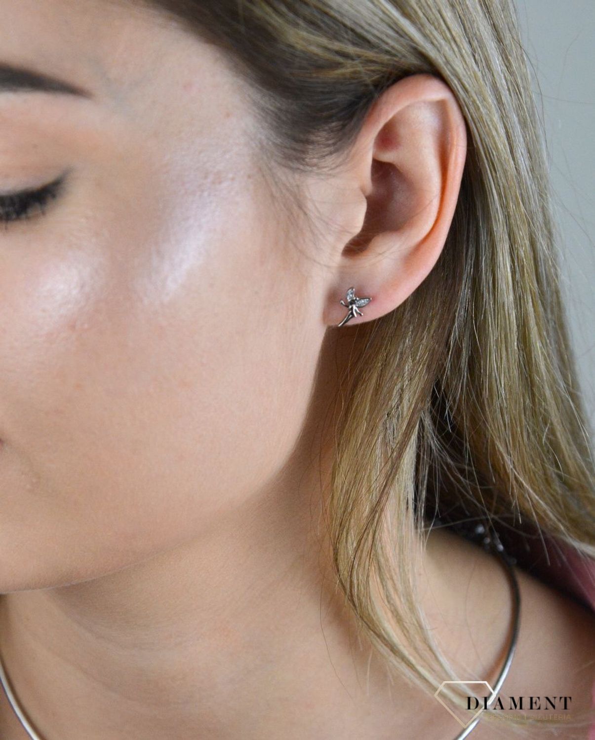 Srebrny komplet zawieszka i kolczyki wróżki DIA-KPL-6639-925. Do zawieszki można dobrać delikatny łańcuszek dostępny w naszej ofercie. Komplet wykonany na wzór wróżki. Wielkość kolczyków wynosi 1,1 cm, zawieszka 1,4cm..jpg