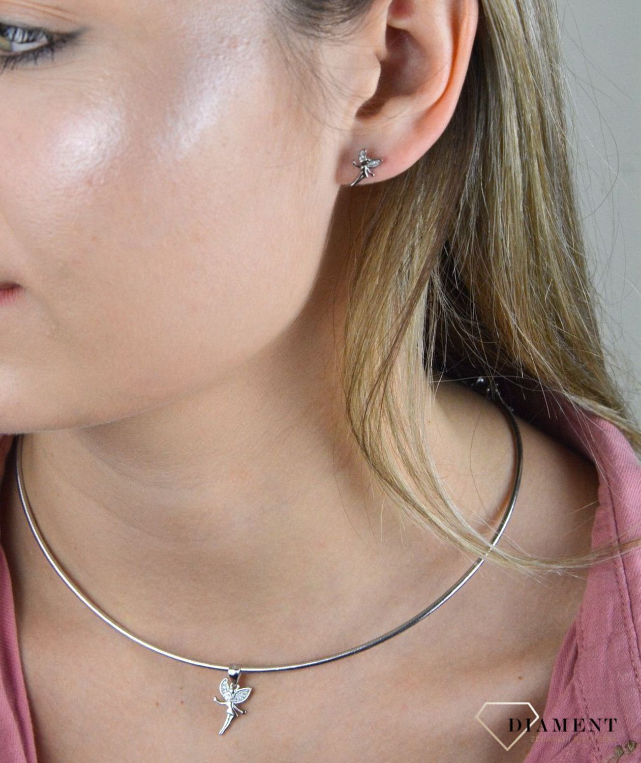 Srebrny komplet zawieszka i kolczyki wróżki DIA-KPL-6639-925. Do zawieszki można dobrać delikatny łańcuszek dostępny w naszej ofercie. Komplet wykonany na wzór wróżki. Wielkość kolczyków wynosi 1,1 cm, zawieszka 1,4cm..jpg