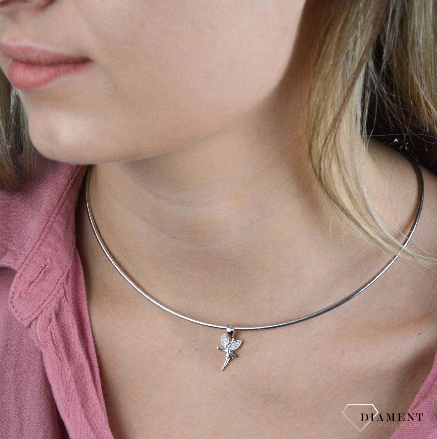 Srebrny komplet zawieszka i kolczyki wróżki DIA-KPL-6639-925. Do zawieszki można dobrać delikatny łańcuszek dostępny w naszej ofercie. Komplet wykonany na wzór wróżki. Wielkość kolczyków wynosi 1,1 cm, zawieszka 1,4cm..jpg