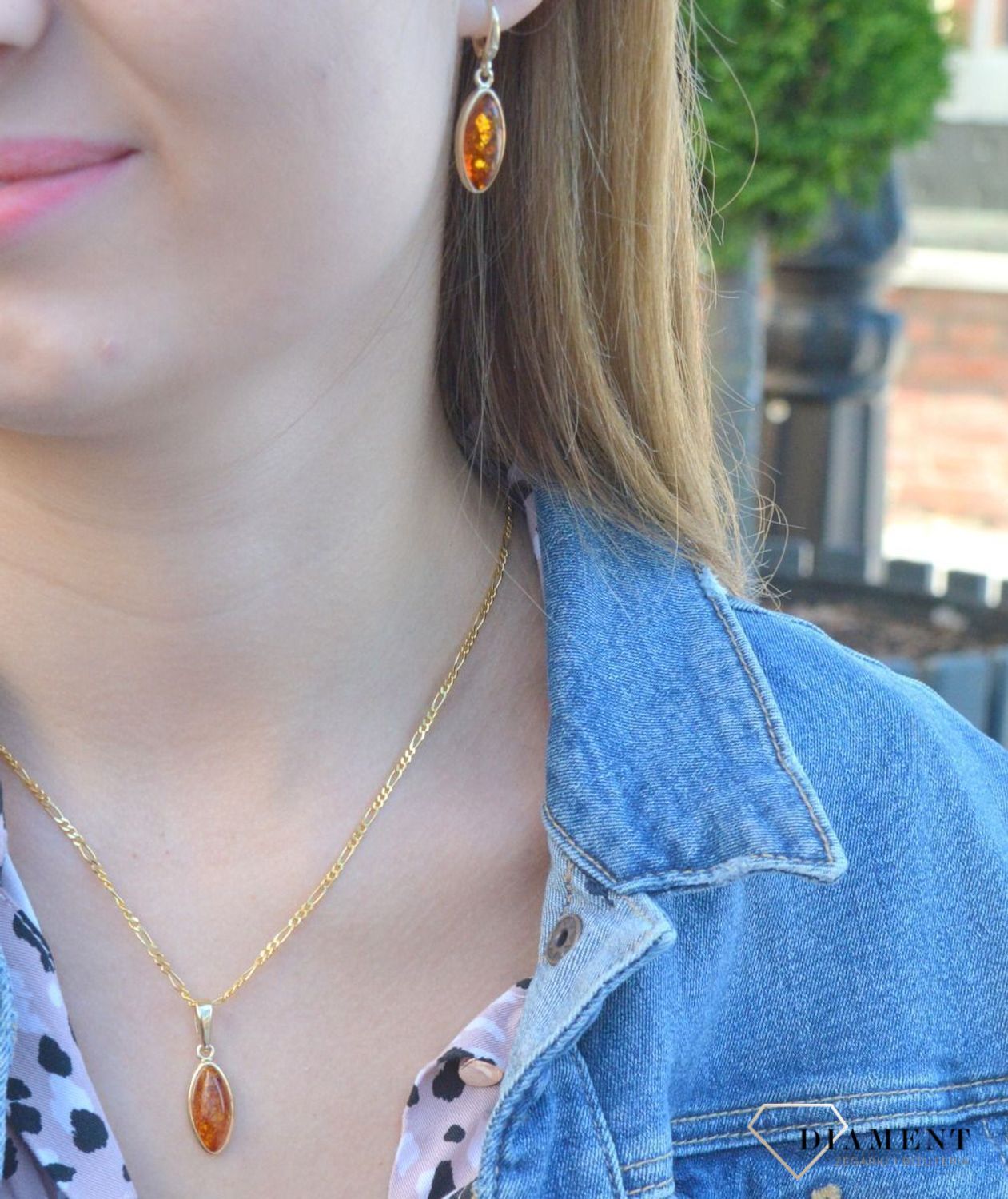 Złoty komplet 585 z bursztynem bałtyckim DIA-KPL-6997-585. Komplet złotej biżuterii. Komplet biżuterii z bursztynem. Biżuteria złota z bursztynem bałtyckim. Komplet biżuterii kolczyki i zawieszka. Komplet idealny na prezent..jpg