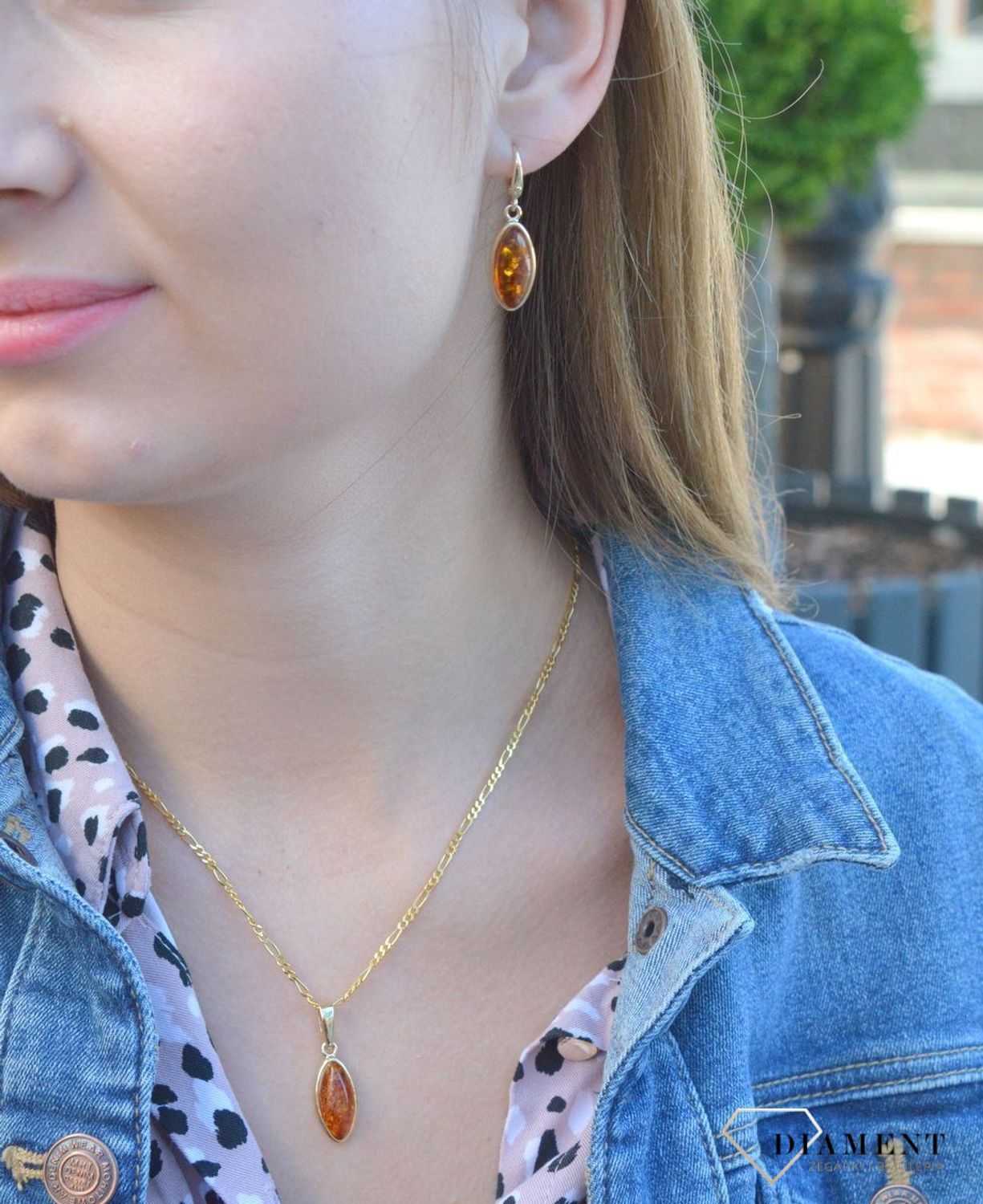 Złoty komplet 585 z bursztynem bałtyckim DIA-KPL-6997-585. Komplet złotej biżuterii. Komplet biżuterii z bursztynem. Biżuteria złota z bursztynem bałtyckim. Komplet biżuterii kolczyki i zawieszka. Komplet idealny na prezent..jpg