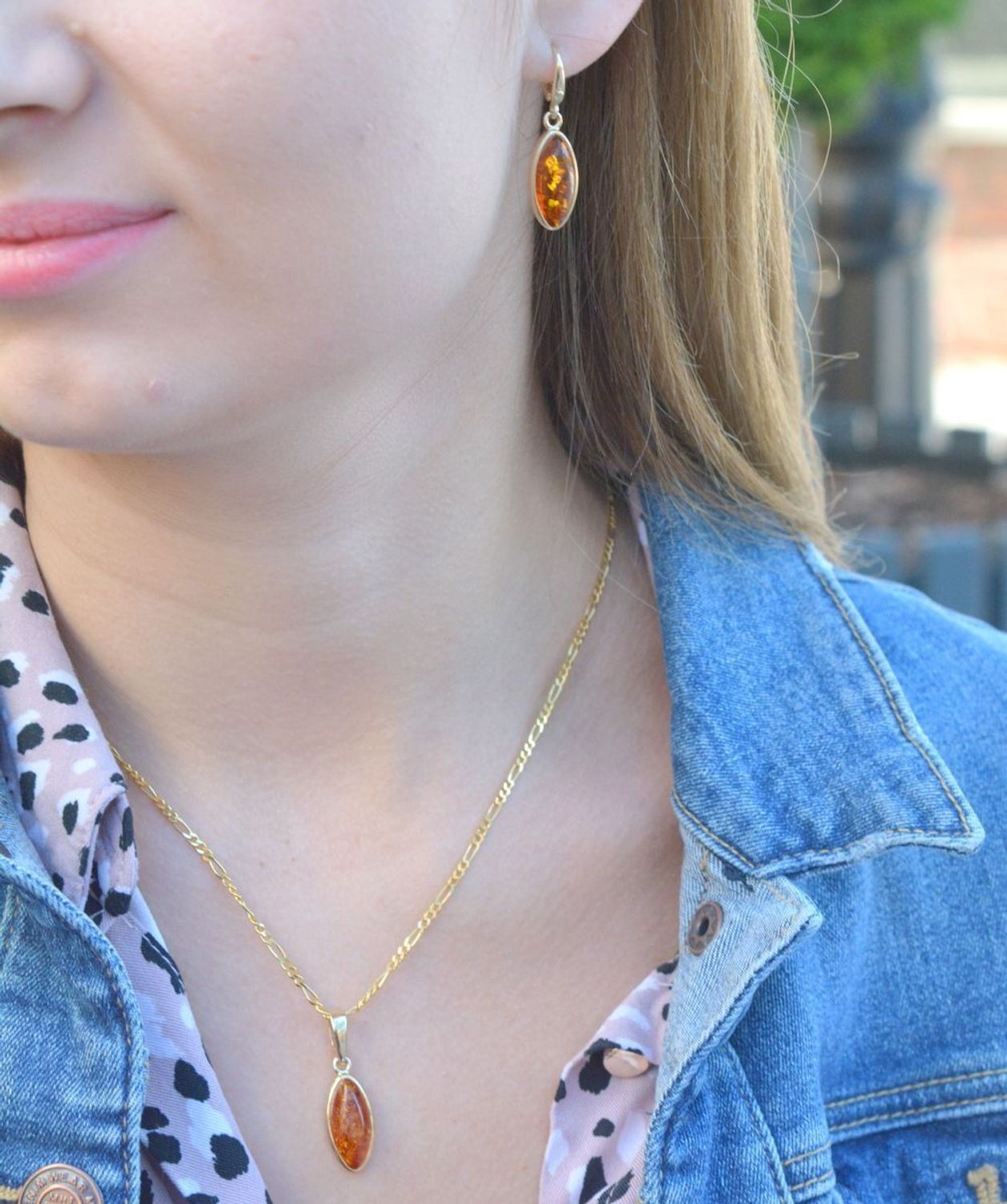 Złoty komplet 585 z bursztynem bałtyckim DIA-KPL-6997-585. Komplet złotej biżuterii. Komplet biżuterii z bursztynem. Biżuteria złota z bursztynem bałtyckim. Komplet biżuterii kolczyki i zawieszka. Komplet idealny na prezent..jpg