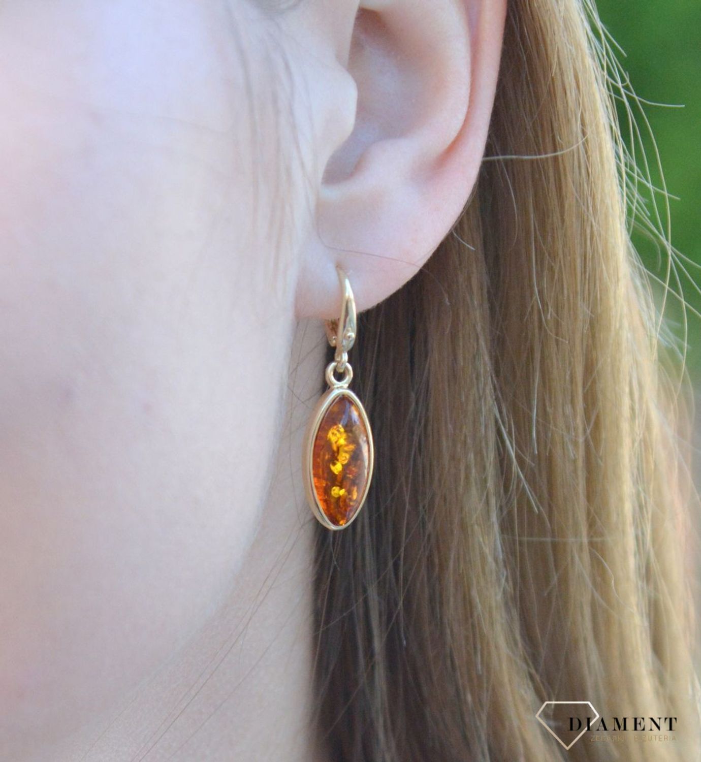 Złoty komplet 585 z bursztynem bałtyckim DIA-KPL-6997-585. Komplet złotej biżuterii. Komplet biżuterii z bursztynem. Biżuteria złota z bursztynem bałtyckim. Komplet biżuterii kolczyki i zawieszka. Komplet idealny na prezent..jpg