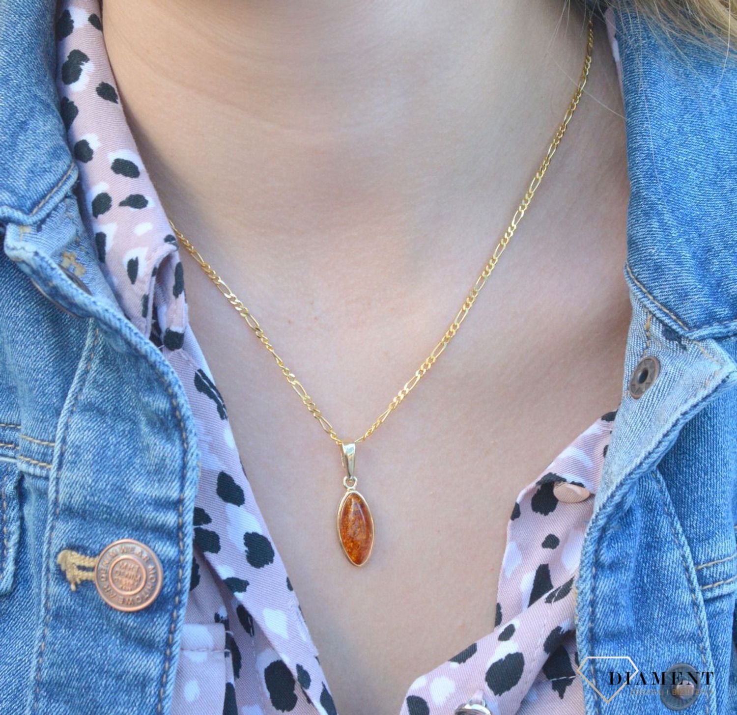 Złoty komplet 585 z bursztynem bałtyckim DIA-KPL-6997-585. Komplet złotej biżuterii. Komplet biżuterii z bursztynem. Biżuteria złota z bursztynem bałtyckim. Komplet biżuterii kolczyki i zawieszka. Komplet idealny na prezent..jpg