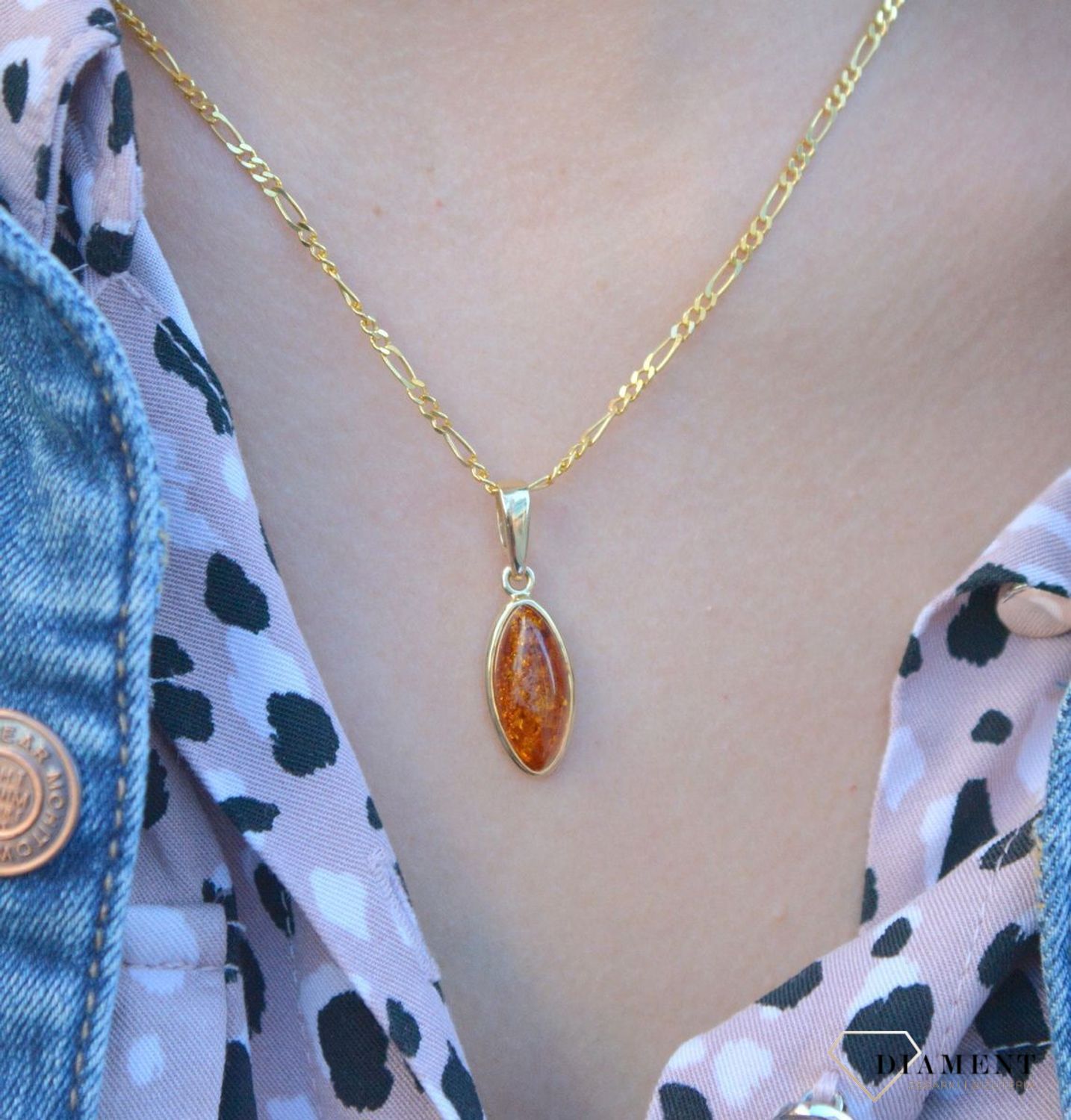 Złoty komplet 585 z bursztynem bałtyckim DIA-KPL-6997-585. Komplet złotej biżuterii. Komplet biżuterii z bursztynem. Biżuteria złota z bursztynem bałtyckim. Komplet biżuterii kolczyki i zawieszka. Komplet idealny na prezent..jpg