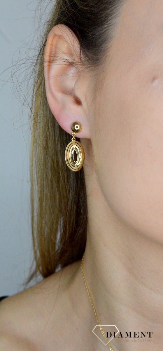 Komplet złotej biżuterii 333 zawieszka i kolczyki w owalnym kształcie DIA-KPL-9144-333. Piękny komplet złotej biżuterii to idealna propozycja na prezent dla ukochanej kobiety. W skład kompletu wchodzą delikatne kolczyki wisząc.jpg