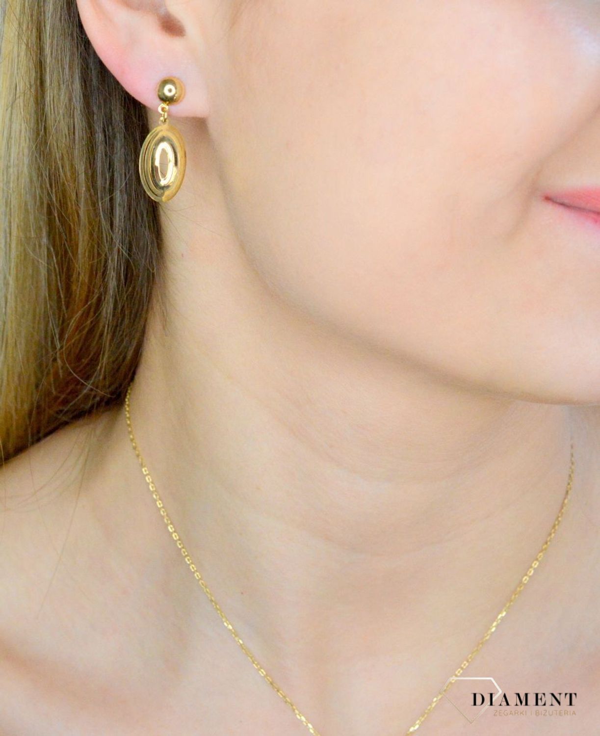 Komplet złotej biżuterii 333 zawieszka i kolczyki w owalnym kształcie DIA-KPL-9144-333. Piękny komplet złotej biżuterii to idealna propozycja na prezent dla ukochanej kobiety. W skład kompletu wchodzą delikatne kolczyki wisząc.jpg