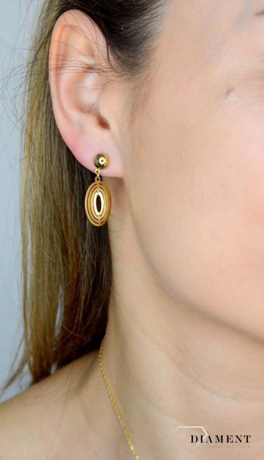 Komplet złotej biżuterii 333 zawieszka i kolczyki w owalnym kształcie DIA-KPL-9144-333. Piękny komplet złotej biżuterii to idealna propozycja na prezent dla ukochanej kobiety. W skład kompletu wchodzą delikatne kolczyki wisząc.jpg