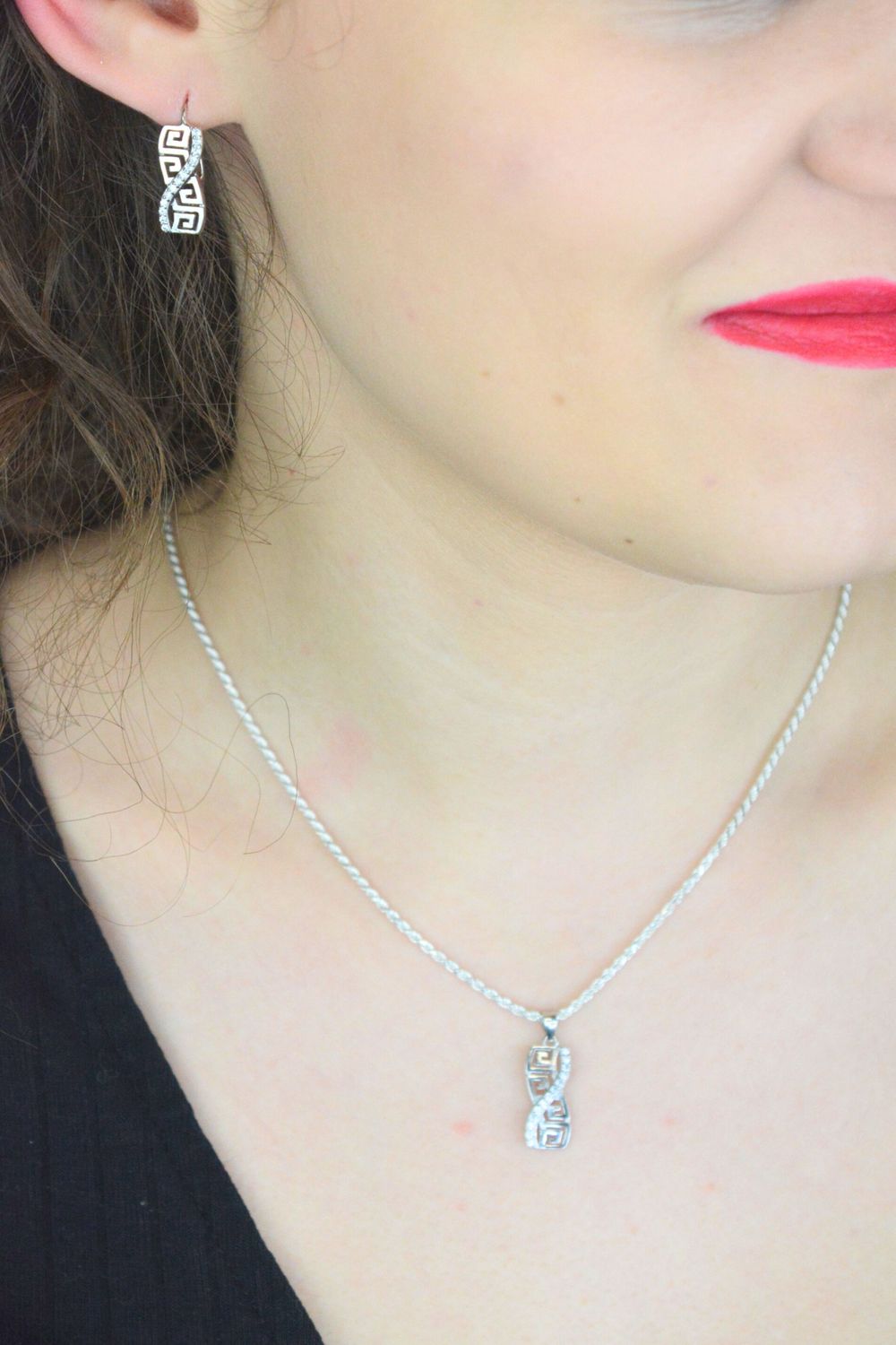 Elegancki srebrny komplet 925 z motywem drogi greckiej i cyrkoniami – model DIA-KPL-9432-925. Kolczyki na bigiel angielski, waga 3,69 g. Stylowa biżuteria idealna na prezent lub wyjątkową 1.jpg