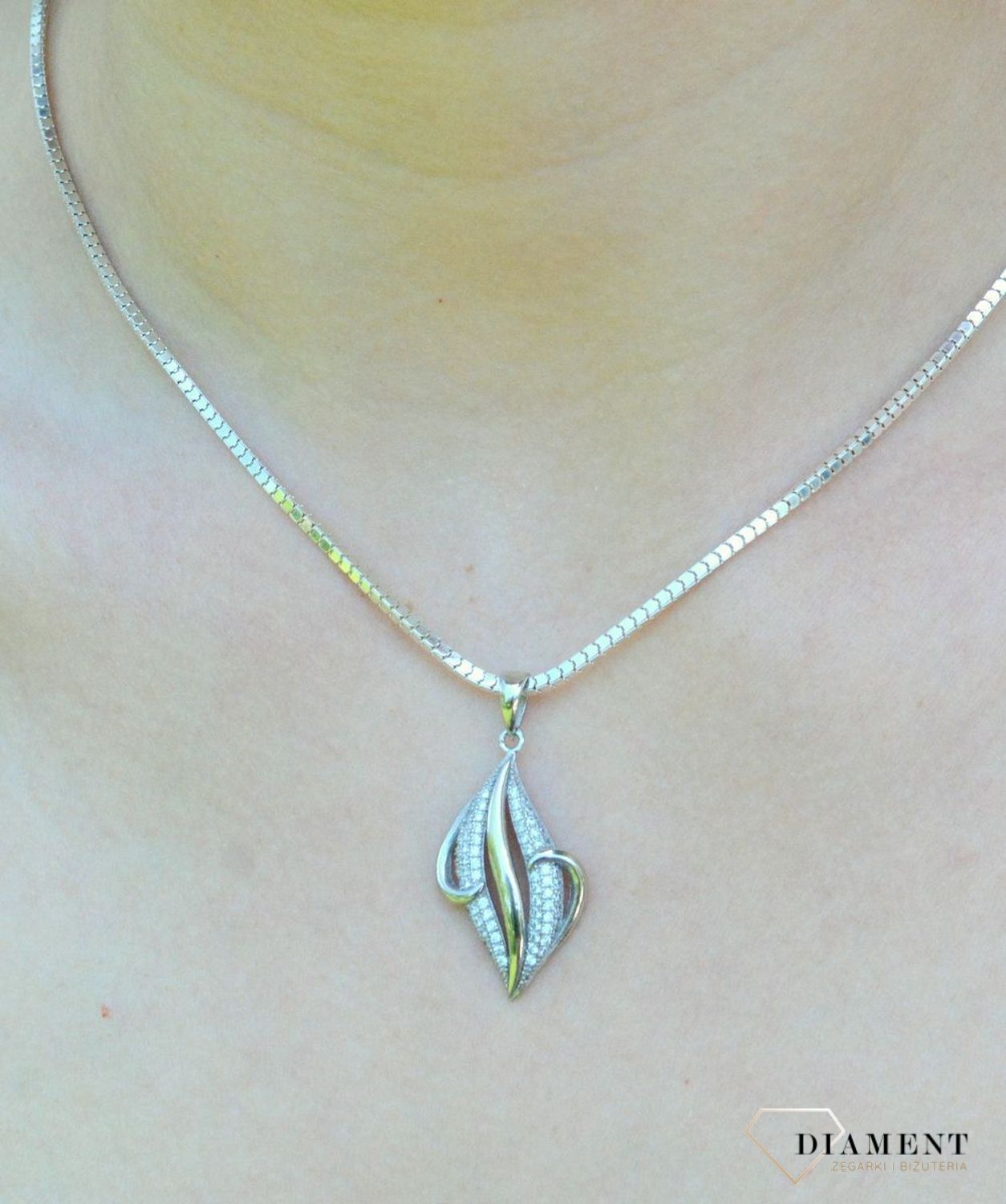 Srebrny komplet biżuterii efektowne kolczyki i zawieszka z cyrkoniami DIA-KPL-9462-925d.jpg