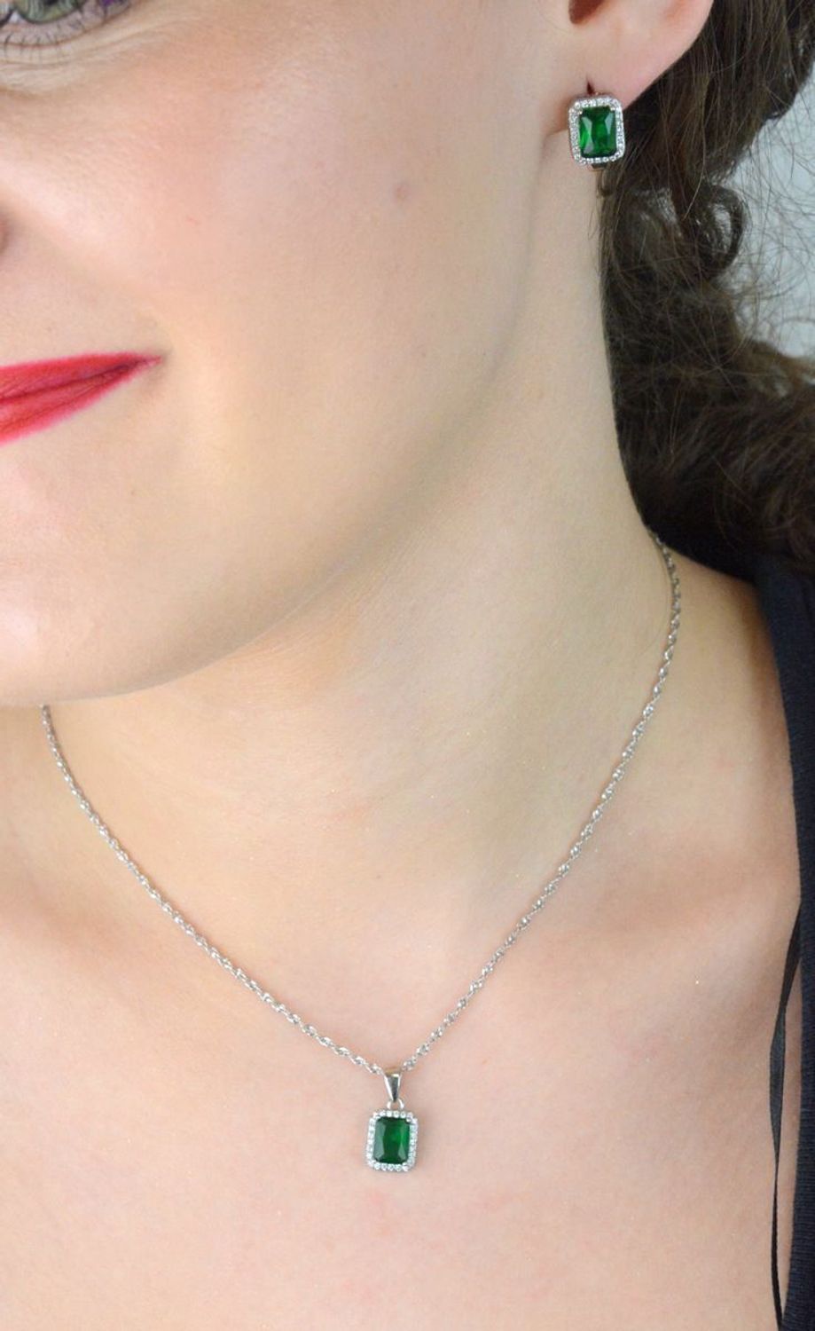 Srebrny komplet biżuterii z zieloną cyrkonią DIA-KPL-9609-925. Srebrny komplet biżuterii damskiej. Komplet biżuterii srebrnej idealny na prezent. Kolczyki i zawieszka z zielonymi cyrkoniami. Komplet srebrny damski z kamieniami.jpg