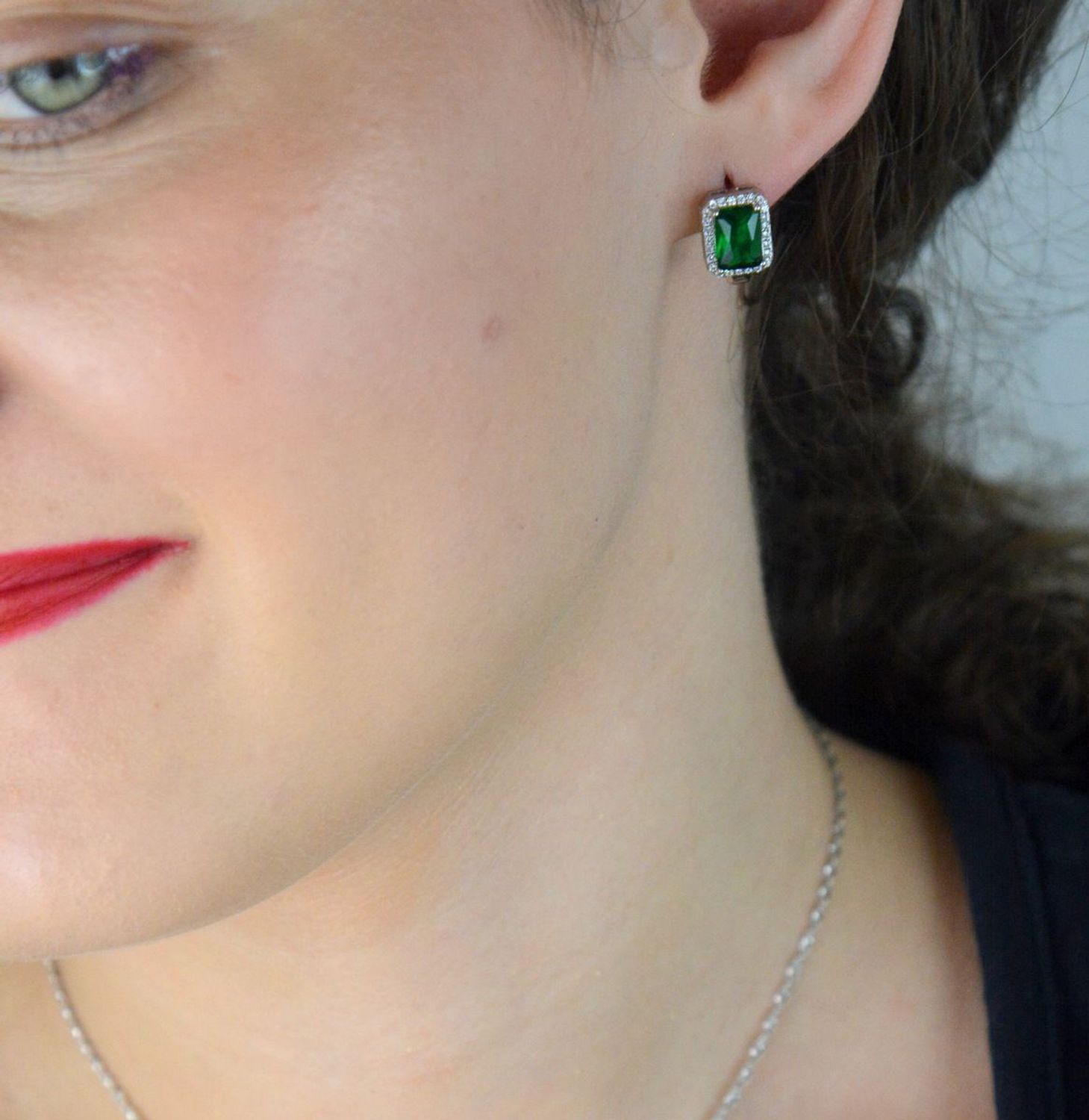 Srebrny komplet biżuterii z zieloną cyrkonią DIA-KPL-9609-925. Srebrny komplet biżuterii damskiej. Komplet biżuterii srebrnej idealny na prezent. Kolczyki i zawieszka z zielonymi cyrkoniami. Komplet srebrny damski z kamieniami.jpg