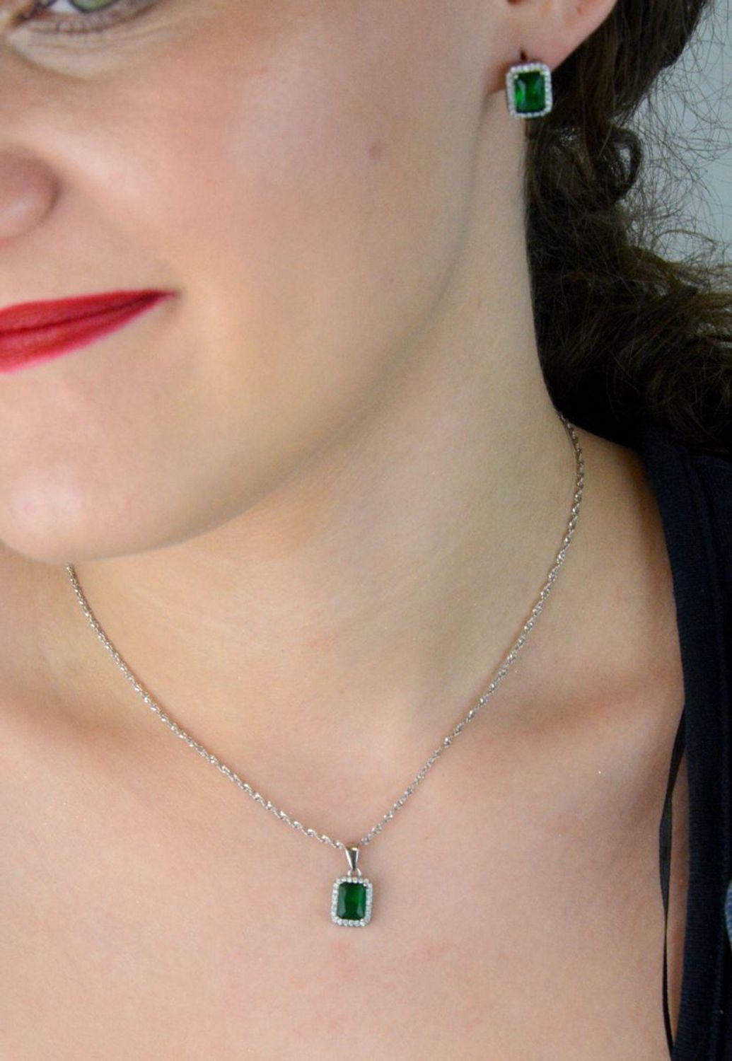 Srebrny komplet biżuterii z zieloną cyrkonią DIA-KPL-9609-925. Srebrny komplet biżuterii damskiej. Komplet biżuterii srebrnej idealny na prezent. Kolczyki i zawieszka z zielonymi cyrkoniami. Komplet srebrny damski z kamieniami.jpg