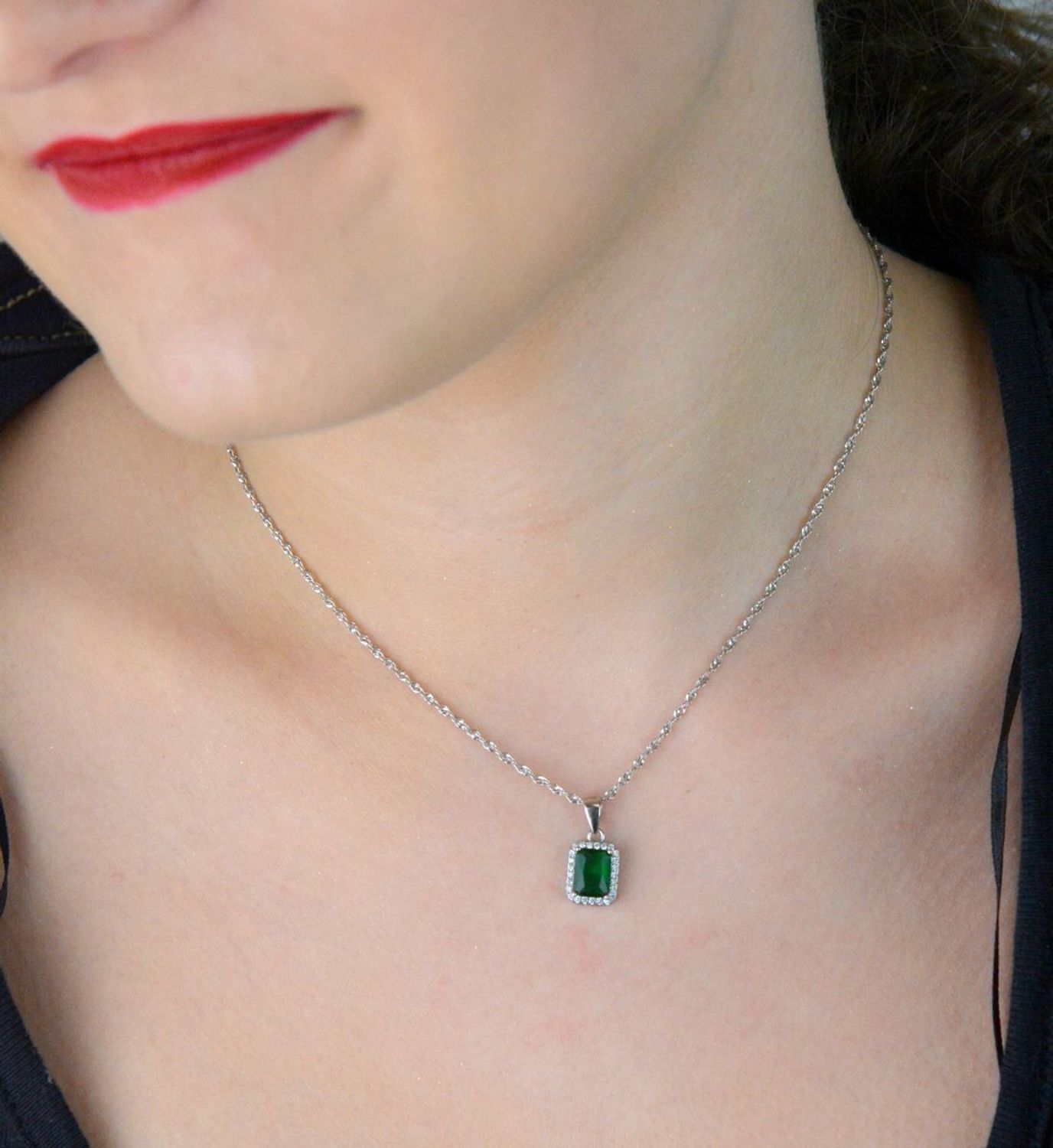 Srebrny komplet biżuterii z zieloną cyrkonią DIA-KPL-9609-925. Srebrny komplet biżuterii damskiej. Komplet biżuterii srebrnej idealny na prezent. Kolczyki i zawieszka z zielonymi cyrkoniami. Komplet srebrny damski z kamieniami.jpg