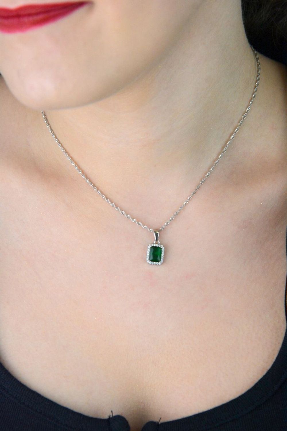 Srebrny komplet biżuterii z zieloną cyrkonią DIA-KPL-9609-925. Srebrny komplet biżuterii damskiej. Komplet biżuterii srebrnej idealny na prezent. Kolczyki i zawieszka z zielonymi cyrkoniami. Komplet srebrny damski z kamieniami.jpg