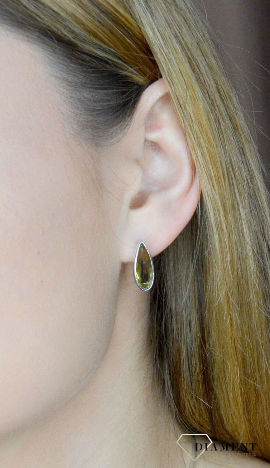 Srebrny komplet biżuterii łezki z cyrkonią DIA-KPL-9631-925. Srebrny komplet biżuterii. Komplet srebrny damski. Komplet srebrny damski kolczyki i zawieszka. Srebrny komplet z cyrkonią..jpg