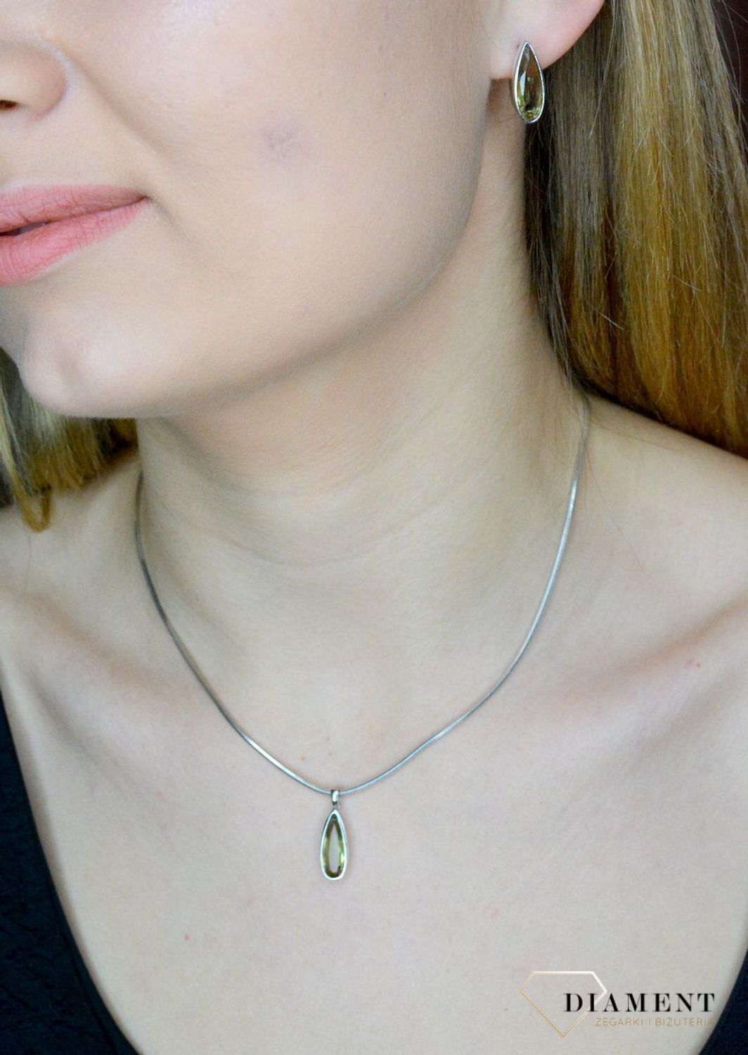 Srebrny komplet biżuterii łezki z cyrkonią DIA-KPL-9631-925. Srebrny komplet biżuterii. Komplet srebrny damski. Komplet srebrny damski kolczyki i zawieszka. Srebrny komplet z cyrkonią..jpg
