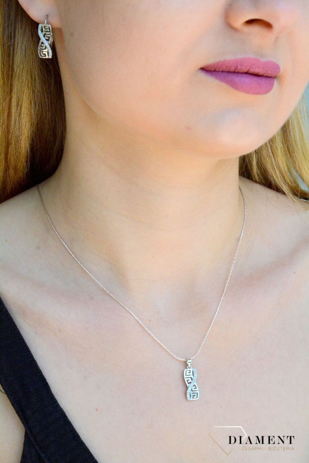 Srebrny łańcuszek 925 ozdobna lineczka grawerowana 0,9 mm DIA-LAN-10263-925. Klasyczny i uniwersalny łańcuszek lineczka, wykonany ze srebra próby 925 o wadze około 2,00 g. Łańcuszki to uniwersalne dodatki, które sprawdzają s.jpg