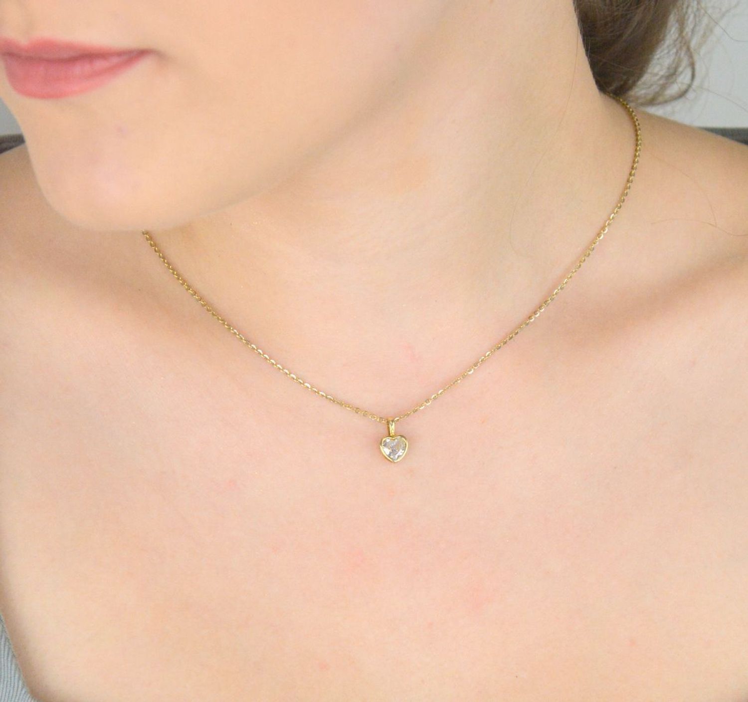 Delikatny łańcuszek damski wykonany ze srebra próby 925, pozłacany, o splocie typu ankier. Długość 40 cm, waga 1,70 g, zapięcie na karabińczyk. Idealny do zawieszek lub samodzielnego noszenia.1.jpg