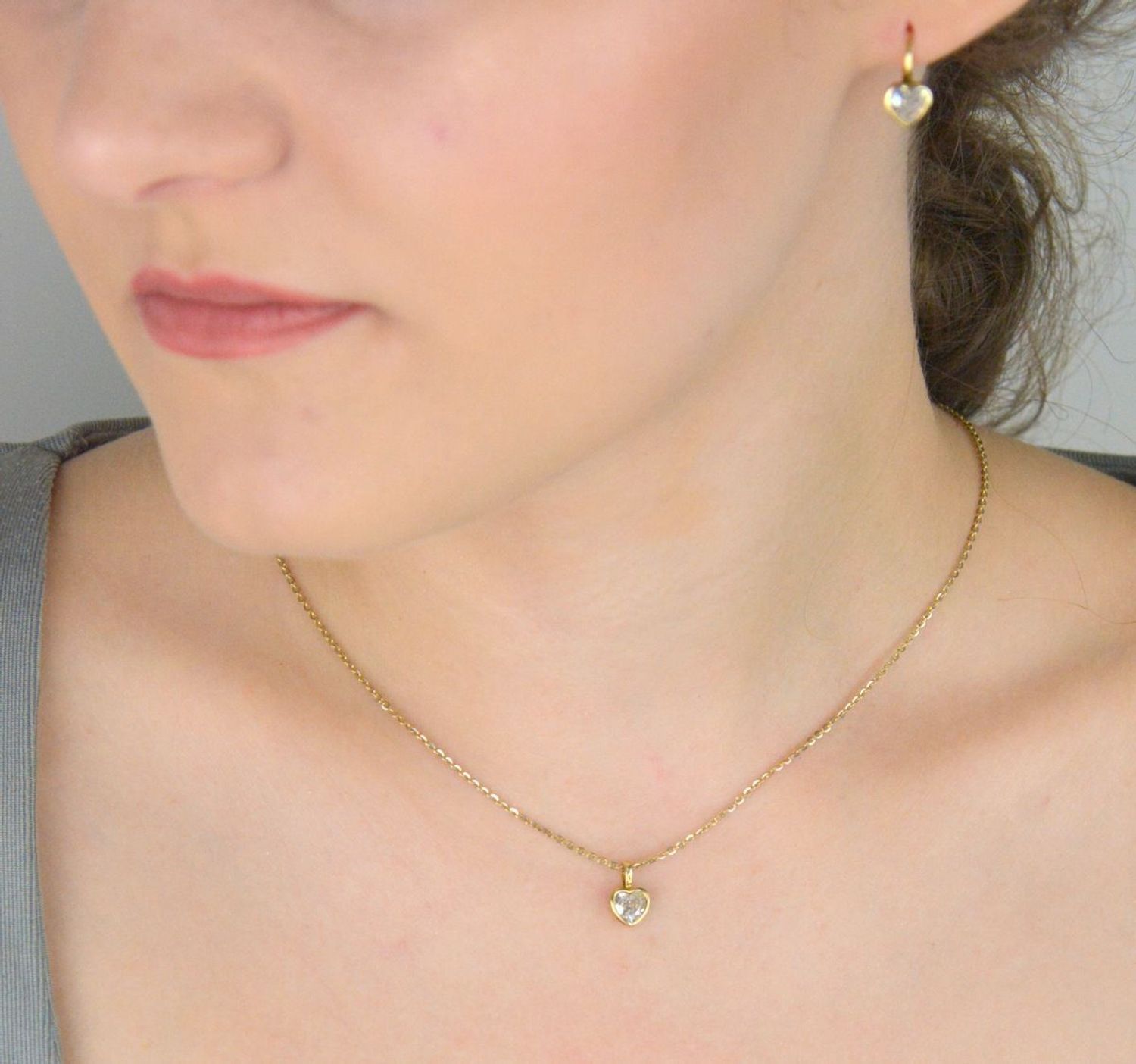 Delikatny łańcuszek damski wykonany ze srebra próby 925, pozłacany, o splocie typu ankier. Długość 40 cm, waga 1,70 g, zapięcie na karabińczyk. Idealny do zawieszek lub samodzielnego noszenia.1.jpg