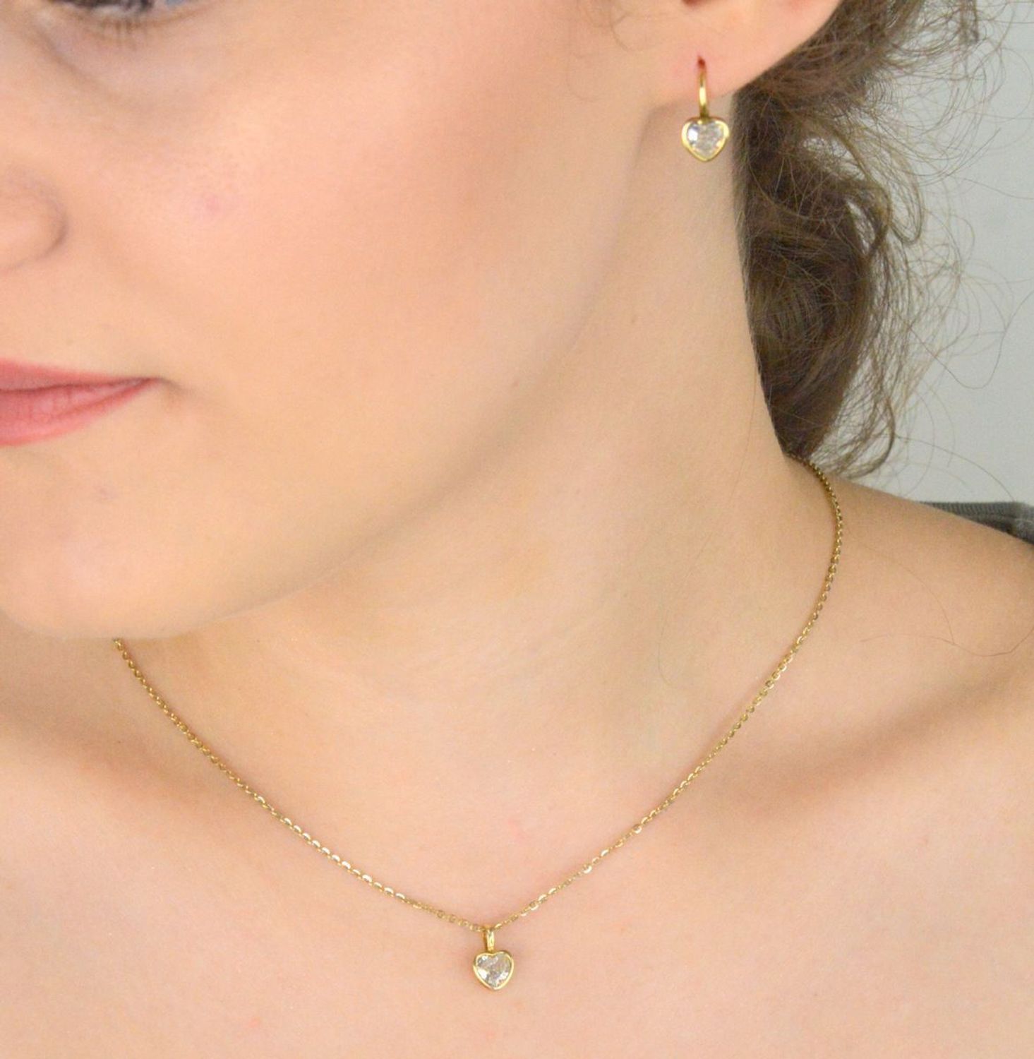 Delikatny łańcuszek damski wykonany ze srebra próby 925, pozłacany, o splocie typu ankier. Długość 40 cm, waga 1,70 g, zapięcie na karabińczyk. Idealny do zawieszek lub samodzielnego noszenia.1.jpg