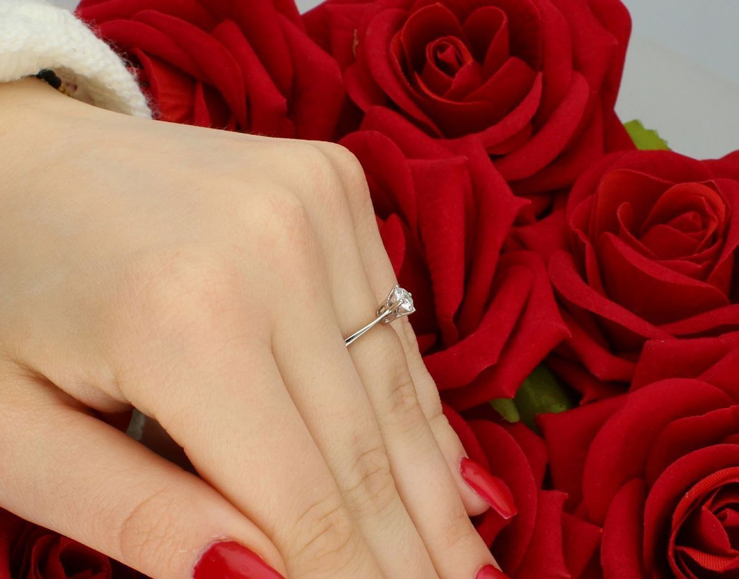 Pierścionek z białego złota 585 z dużą cyrkonią 5 mm. Waga 1,99 g, rozmiar 12. Elegancka biżuteria idealna na zaręczyny lub prezent.1.jpg